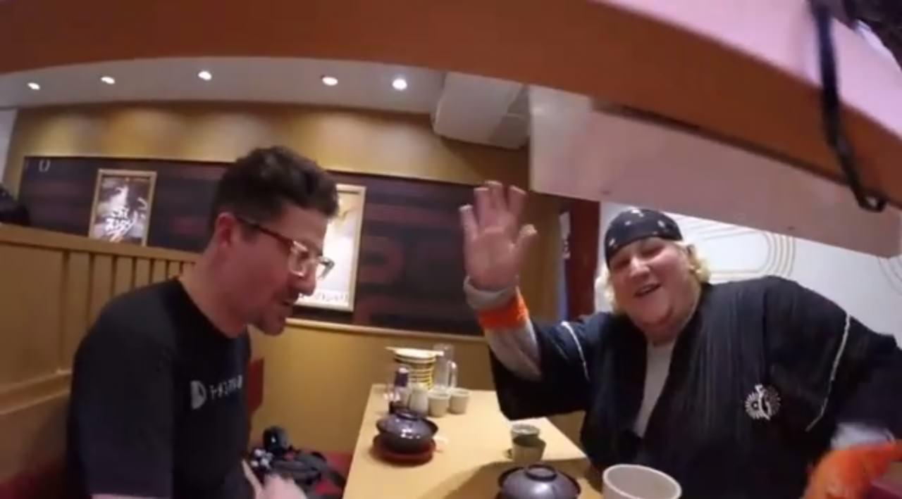 TkyoSam 將 GoPro 放上迴轉壽司的輸送帶後，還揮手向它道別。（影片片段）