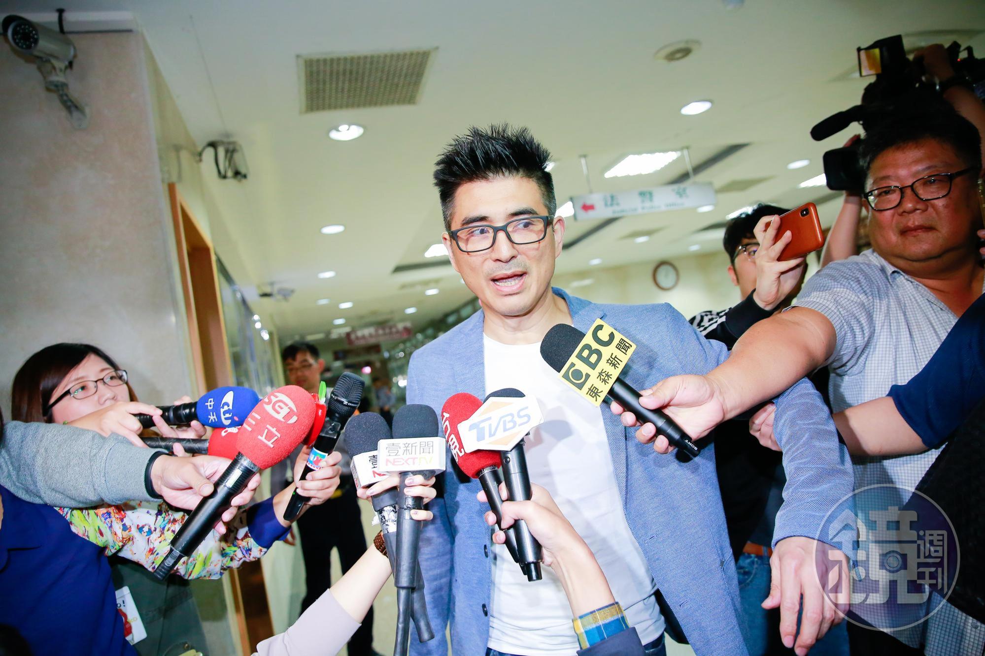 邵昕步出北檢被大批媒體跟拍採訪。