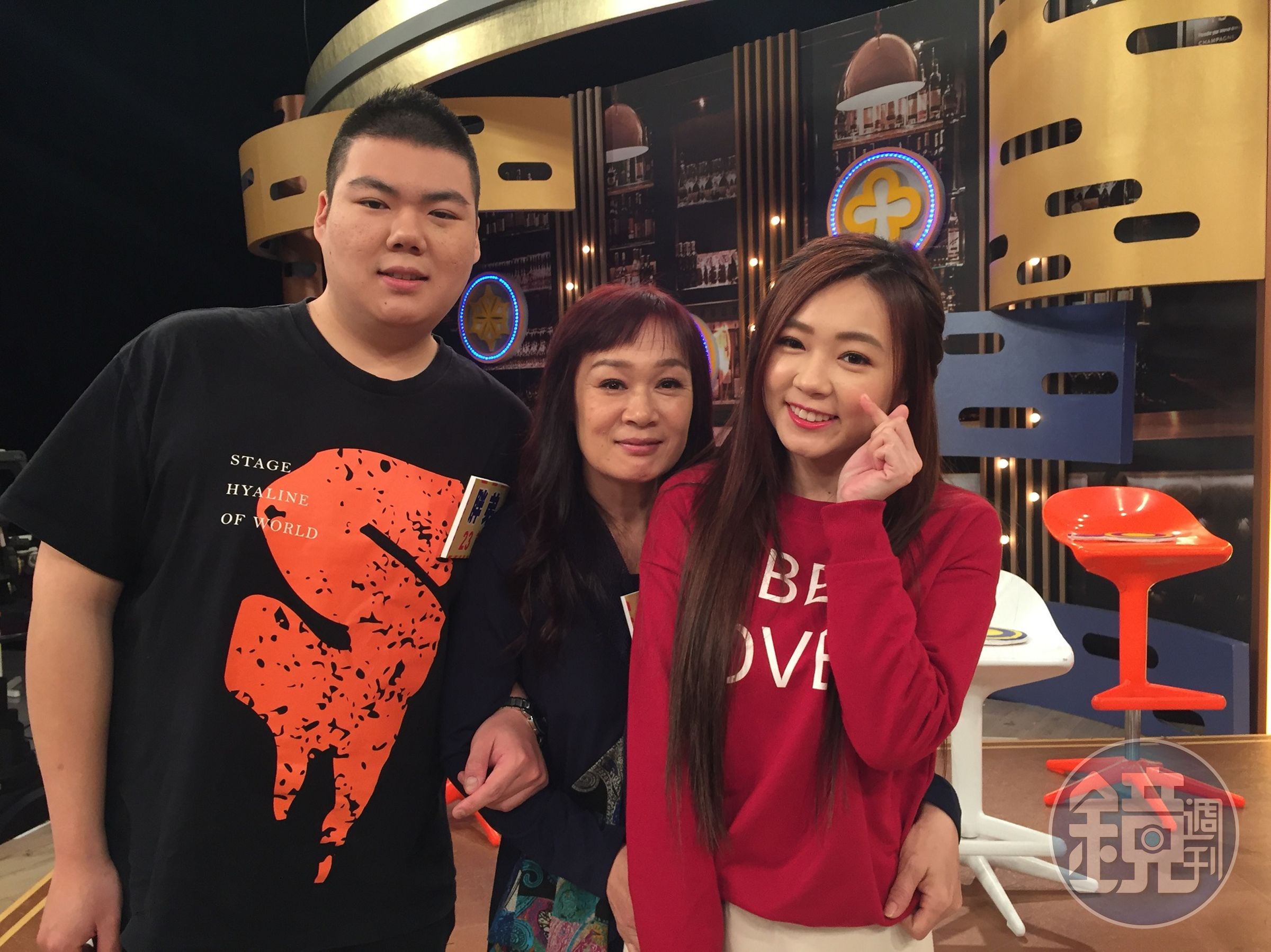 丫頭（右）覺得她媽媽（中）重男輕女，兒子做什麼都好。（衛視中文台提供）