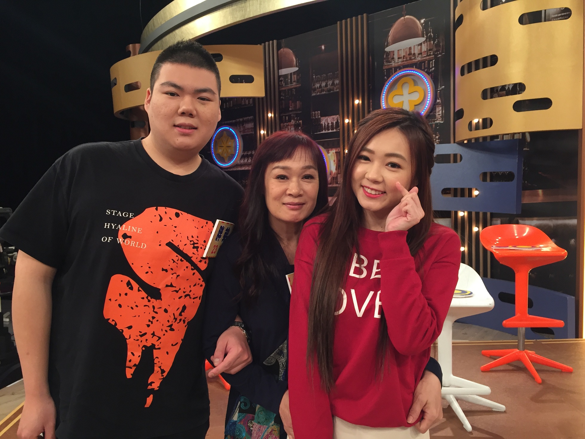 丫頭（右）覺得她媽媽（中）重男輕女，兒子做什麼都好。（衛視中文台提供）