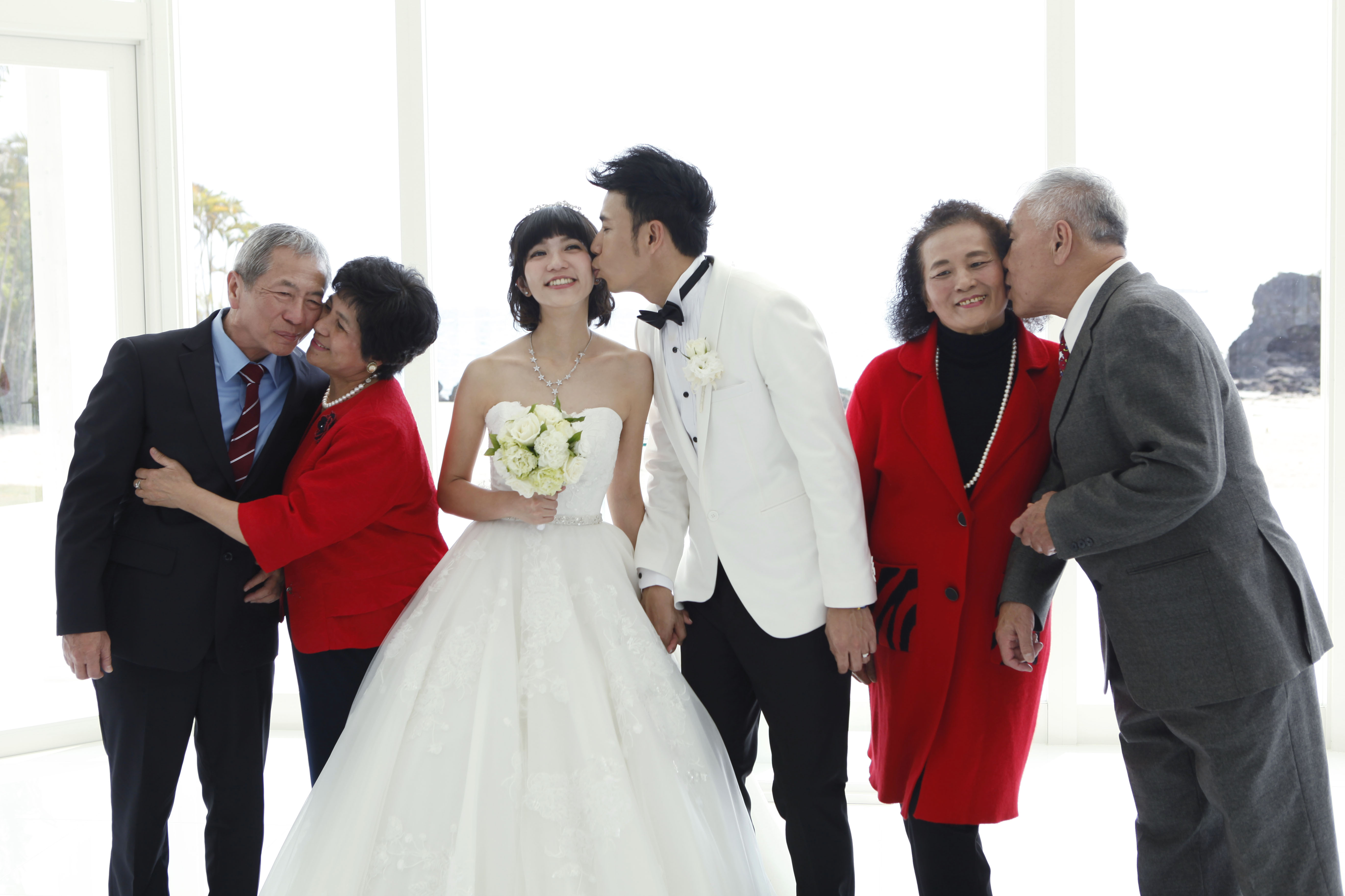 香蕉哥哥與草莓姐姐在沖繩舉辦婚禮,也帶著父母家人一起去旅行。(奧米加提供)