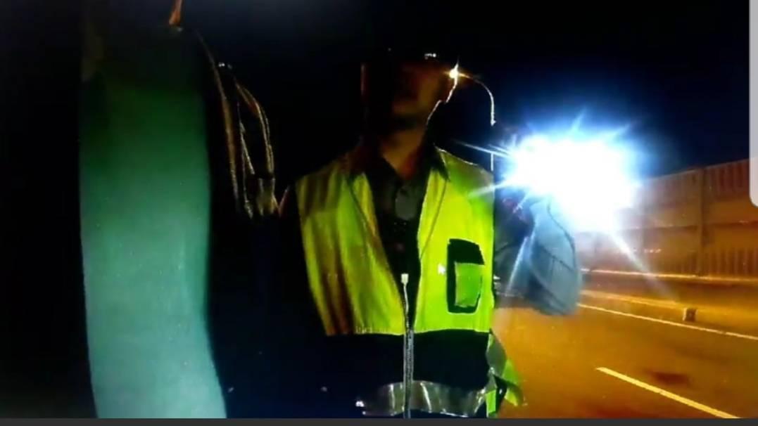 酒測後發現酒測值達0.28毫克，邵昕現場即遭警方上銬帶回。（警方提供）