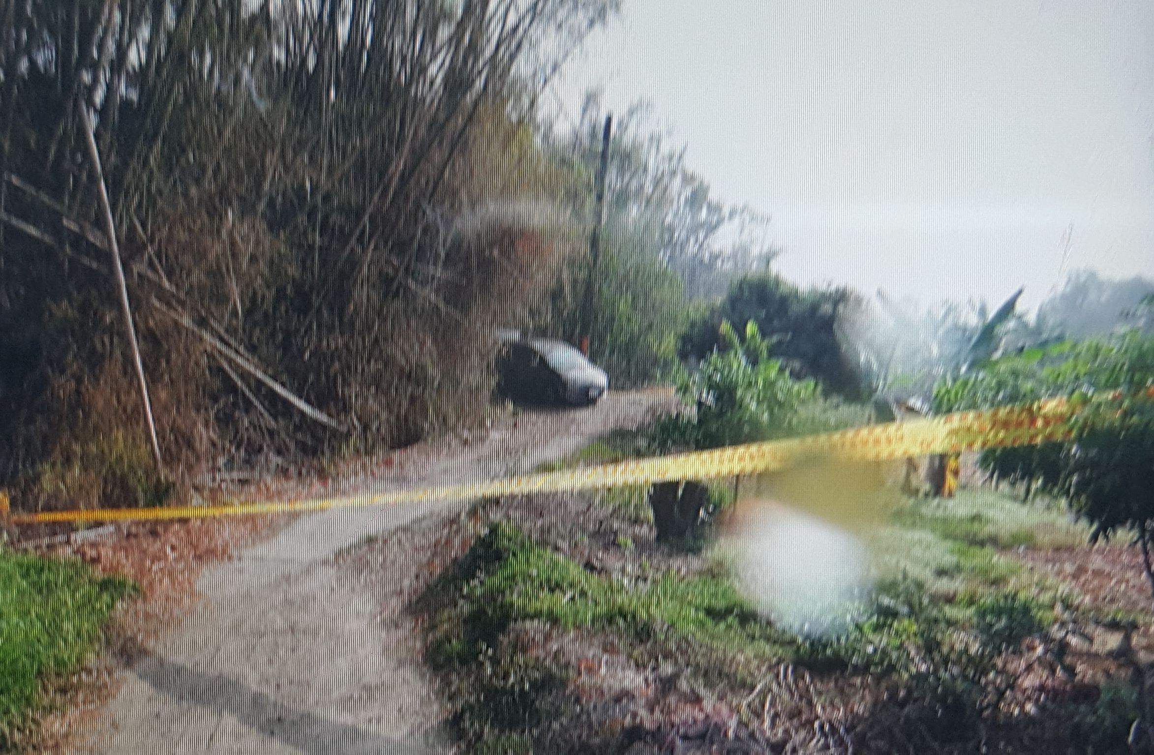 警方將棄屍地點圍起封鎖線。（警方提供）