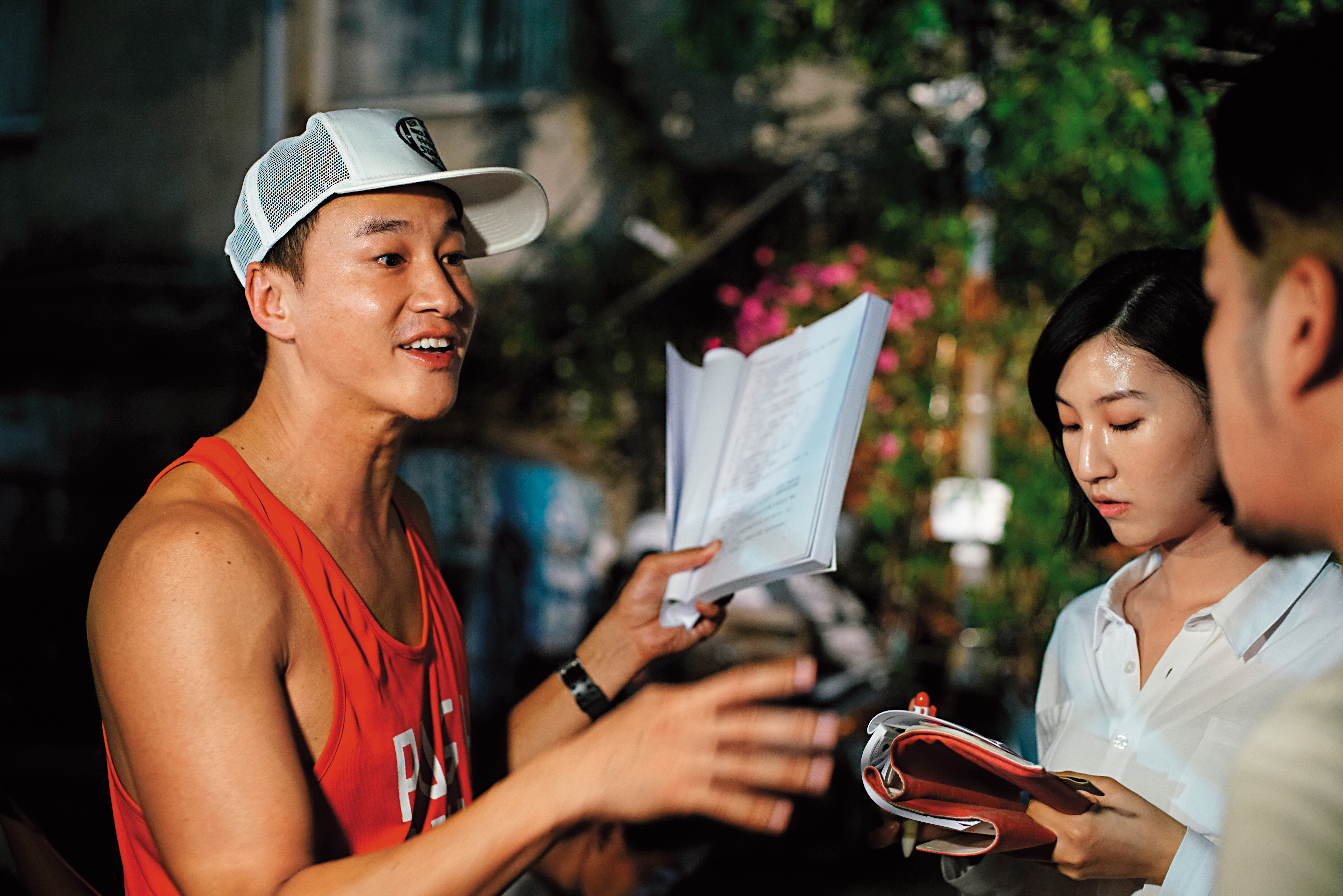 何潤東（左）親自挑選年輕演員，透過事前讀本，讓演員表現更順暢。（TVBS提供）