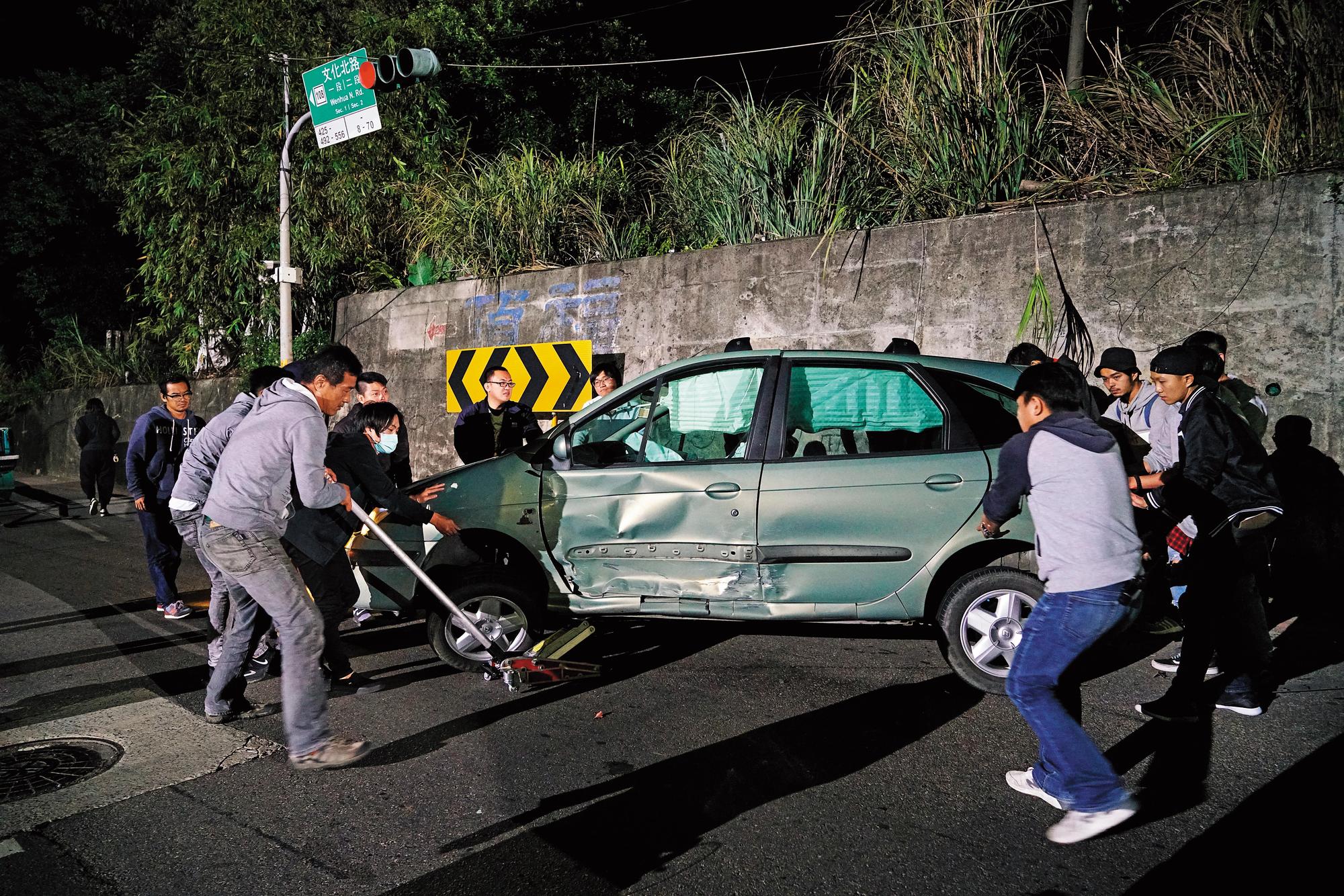 《翻牆的記憶》中2車對撞的驚險畫面，一度礙於經費不足捨棄，導演何潤東最終決定自掏腰包才拍成。（TVBS提供）