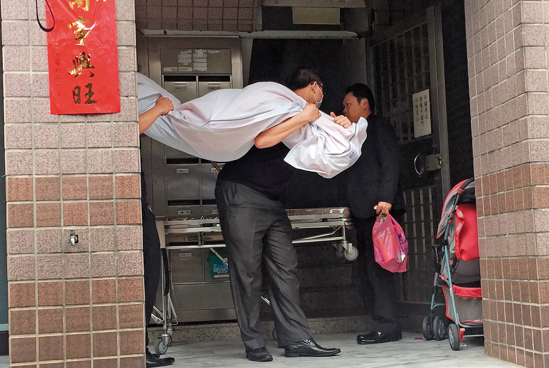 葉秀鳳工作認真、喜愛運動，如今變成冰冷屍體，讓她的親友同事萬分不捨。