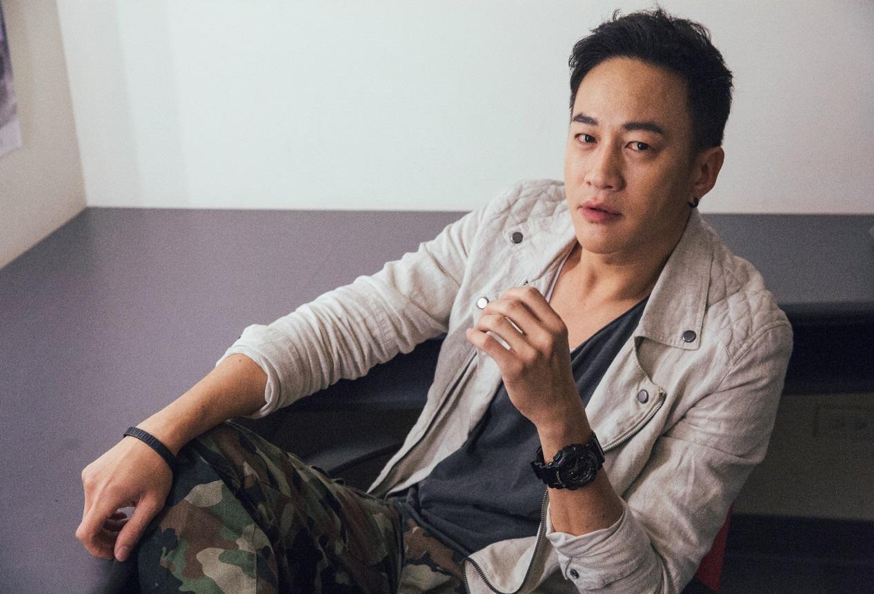 何潤東在《翻牆的記憶》身兼編、導、演、製4職，受訪前一晚仍忙於後製配音工作到凌晨，眼睛內布滿血絲。