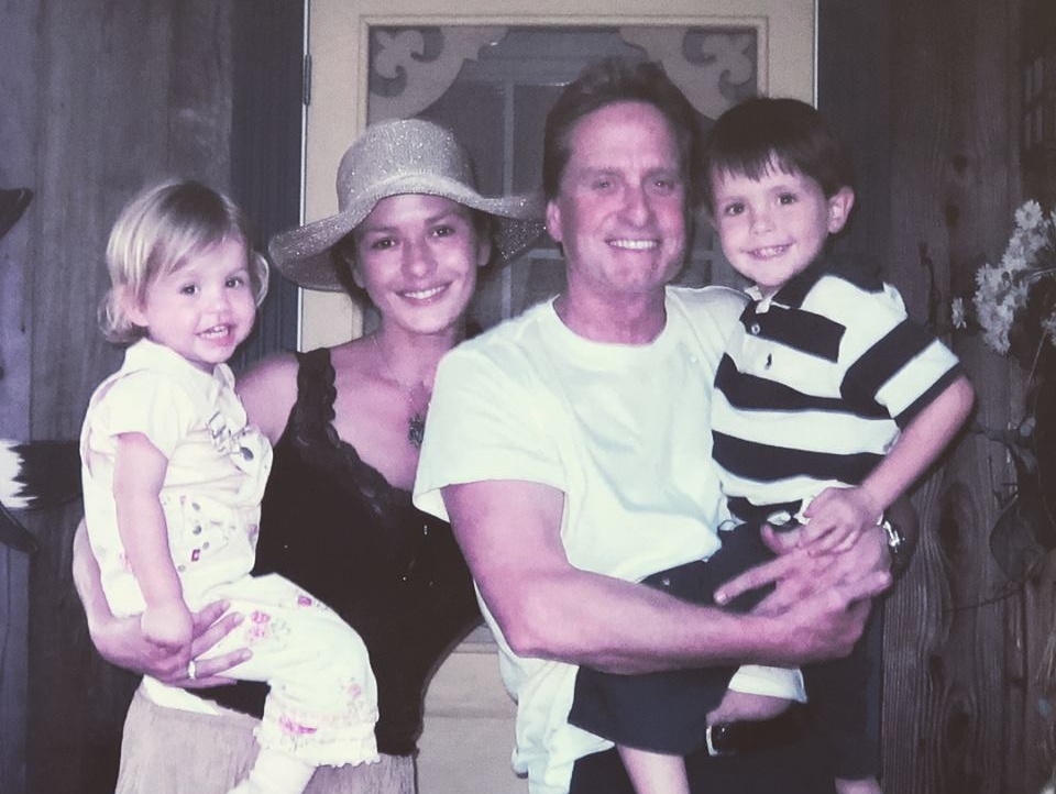 當年狄倫與卡莉絲還是抱在手裡的小孩，如今都已長大成人。（翻攝自Too Fab FB）