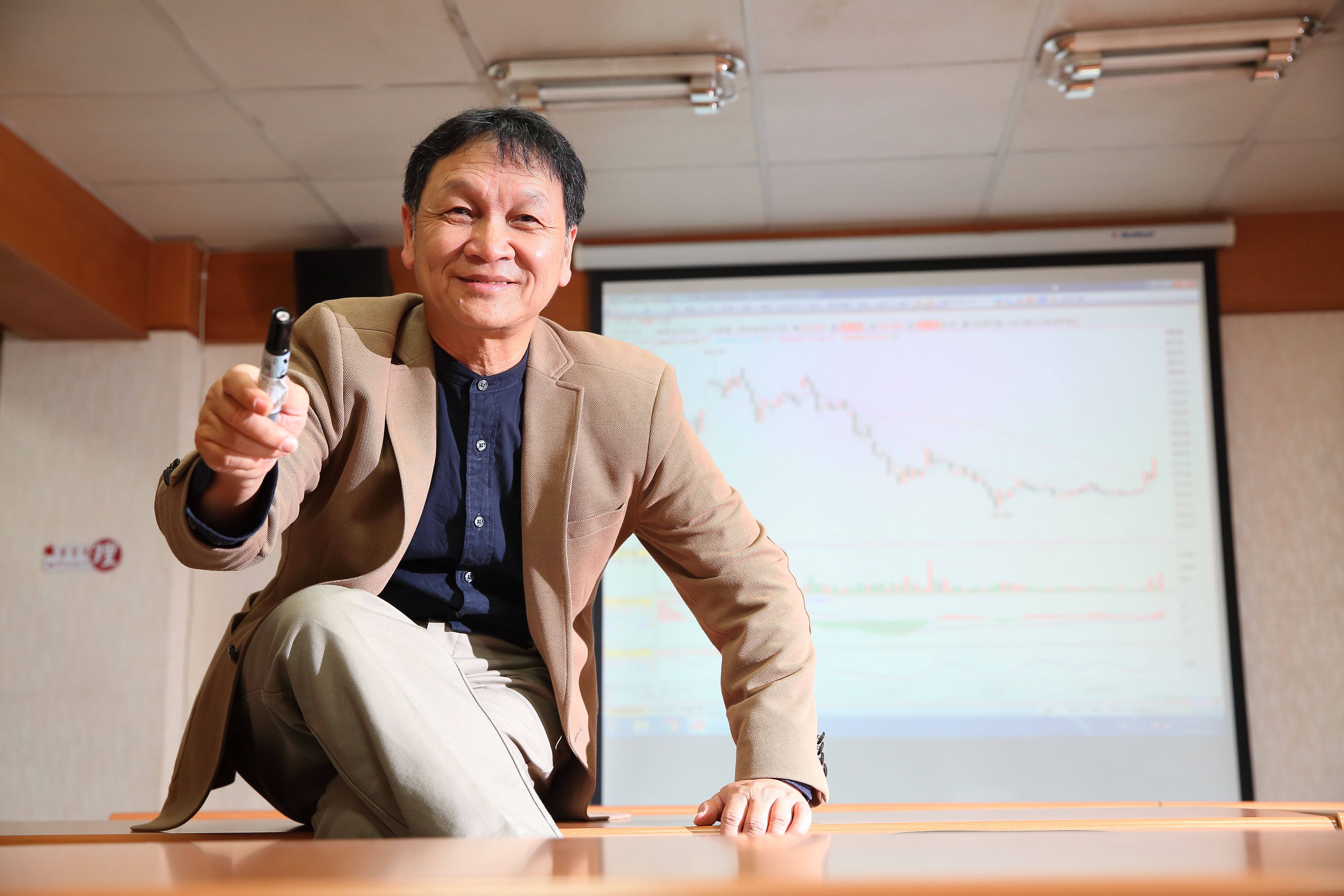 上校軍官退休的朱家泓笑說，軍旅讓他養成了有紀律的性格，也成了在投資市場上獲利的最大利器。