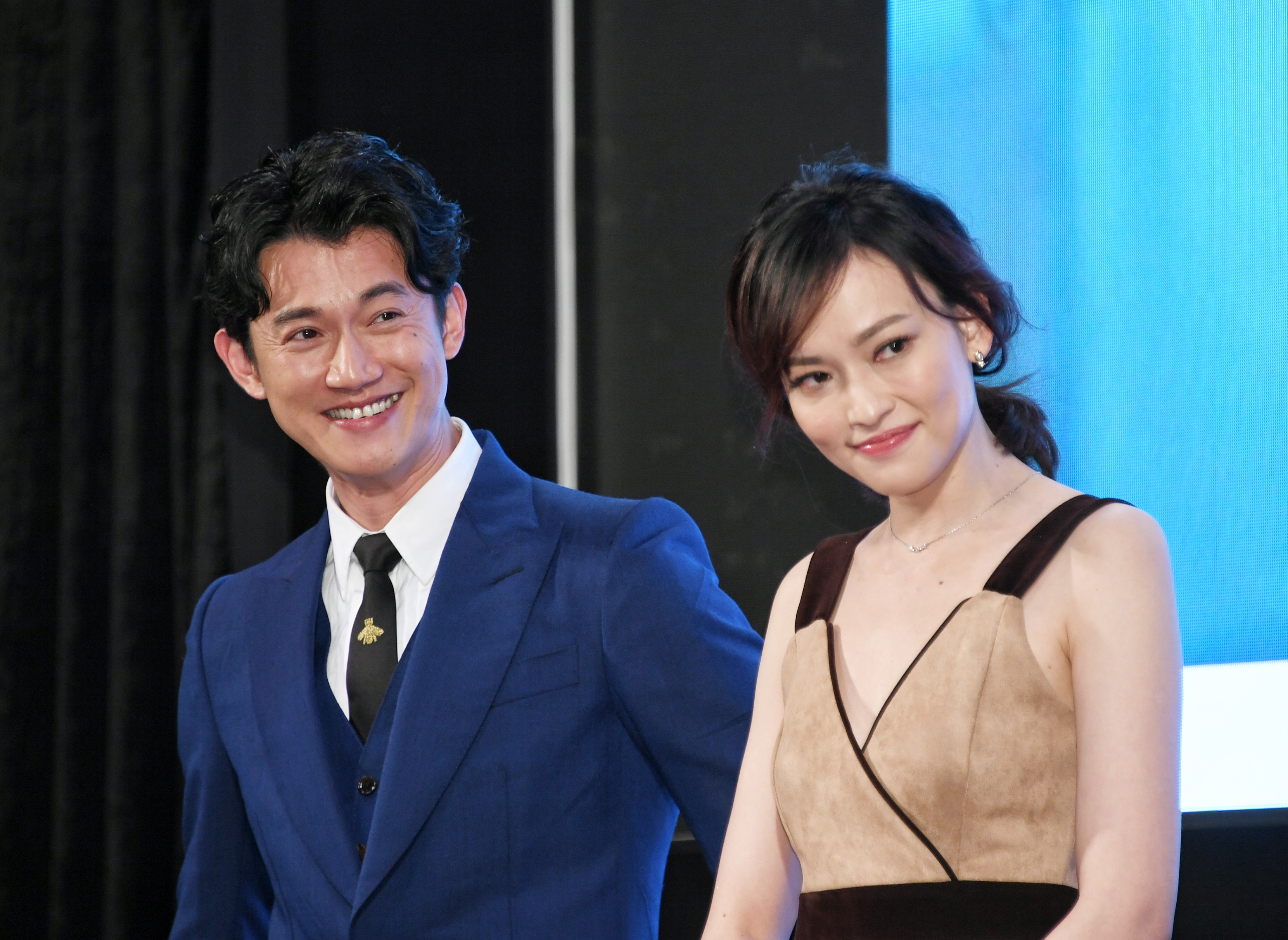 吳慷仁（左）和姚以緹（右）在戲中針鋒相對。（牽猴子整合行銷）