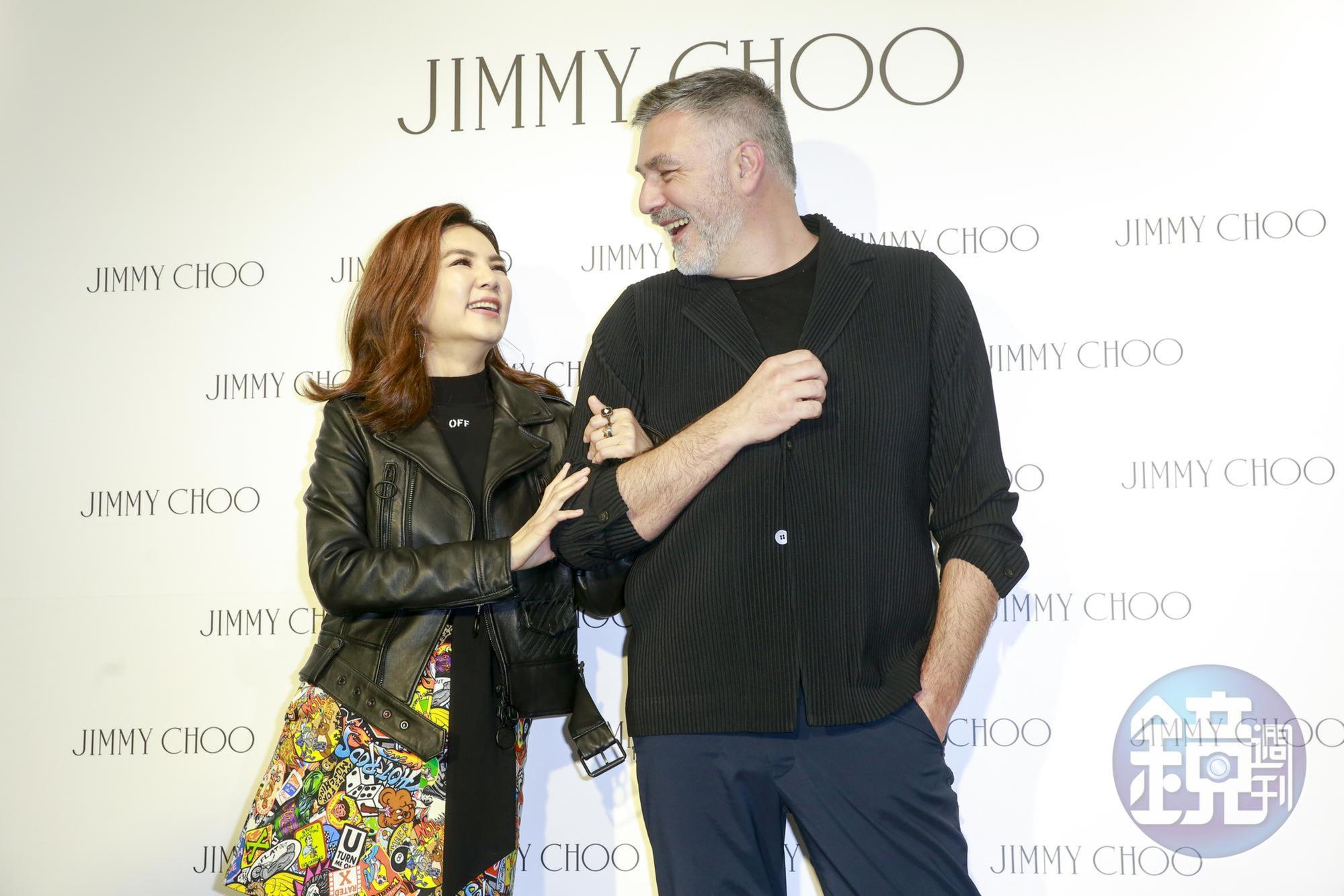 Ella跟JIMMY CHOO亞太區營運總監Gerard Luit有說有笑，在台上逗樂大家。