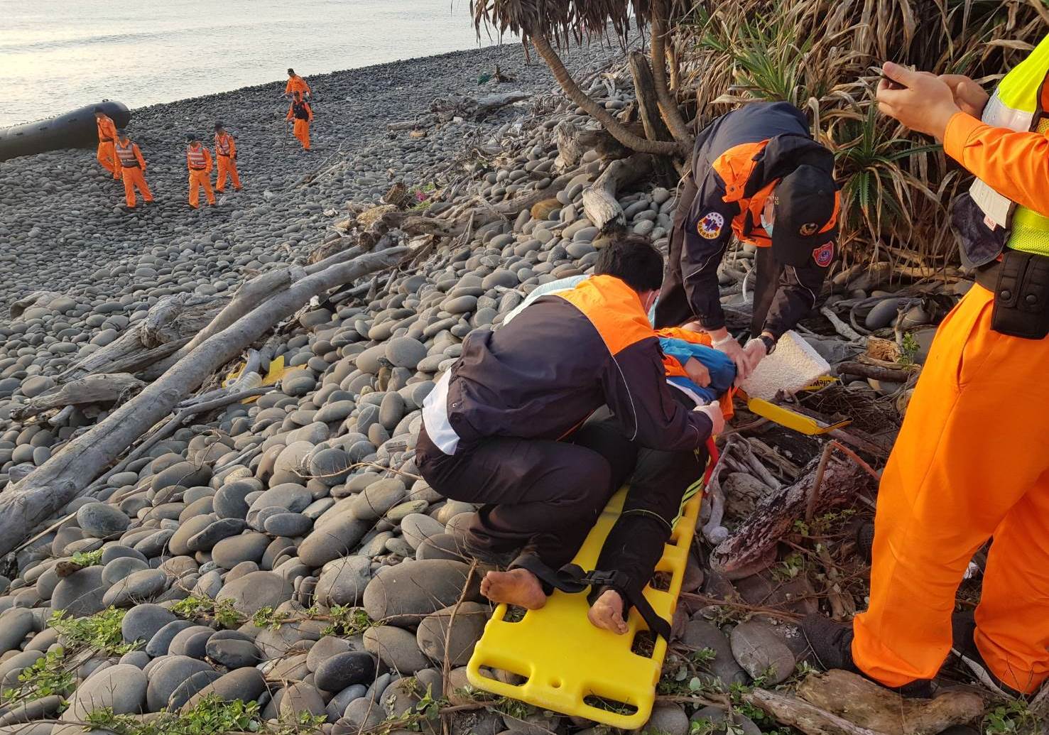 橡皮艇遭大浪打翻落海，導致1男1女越南籍偷渡客不幸溺斃。（海巡署提供）