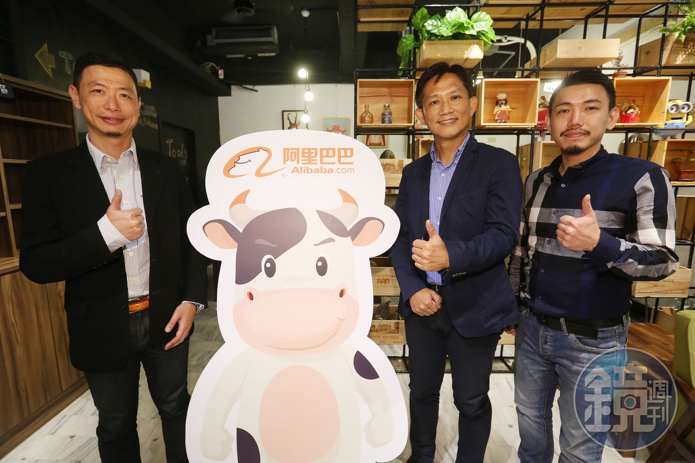阿里巴巴協助台灣中小企業跨入電商。左起：京銘科技總經理董昆鑫、阿里巴巴B2B台灣暨香港總經理傅紀清、邑軒實業總經理陳博凱。