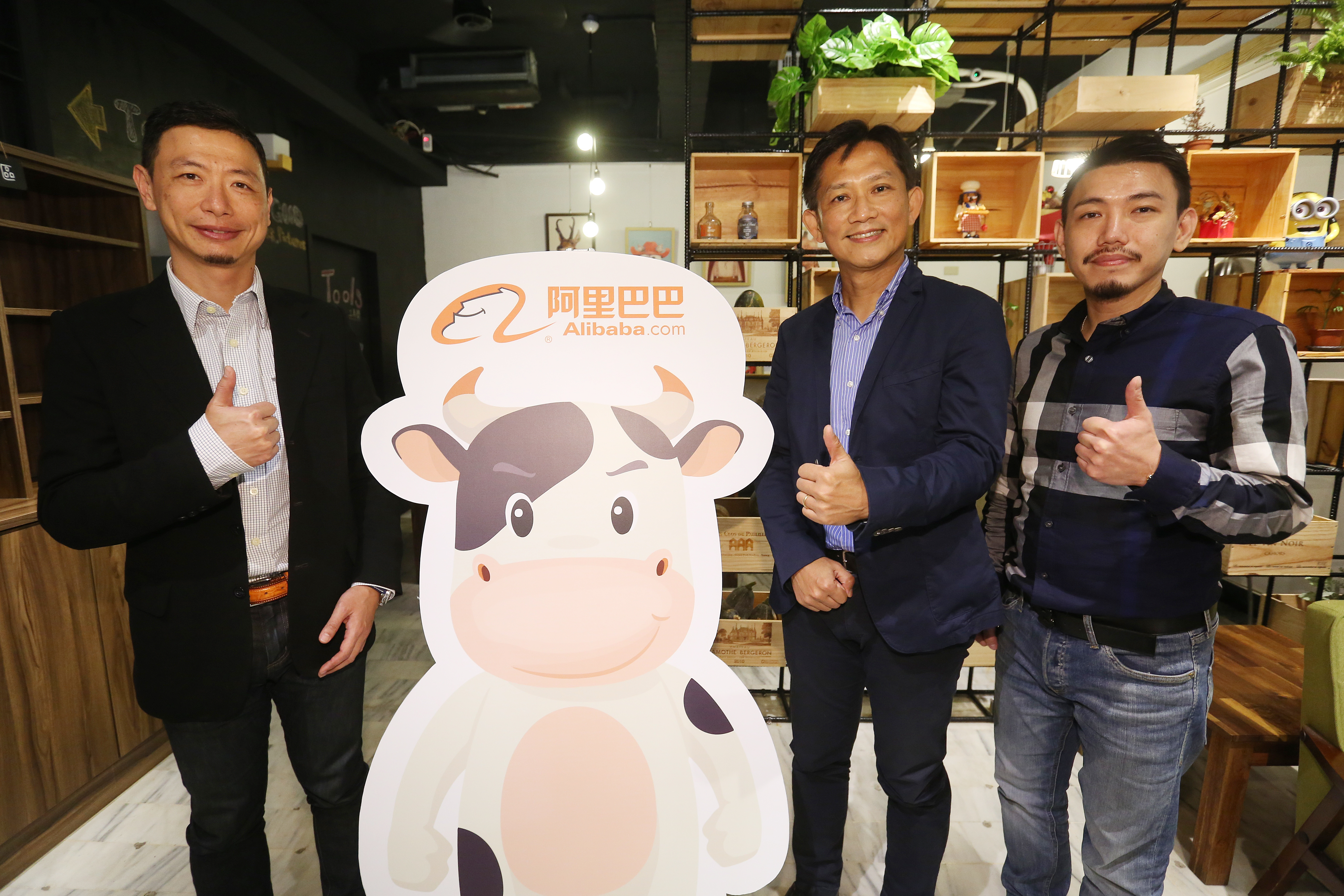 阿里巴巴協助台灣中小企業跨入電商。左起：京銘科技總經理董昆鑫、阿里巴巴B2B台灣暨香港總經理傅紀清、邑軒實業總經理陳博凱。