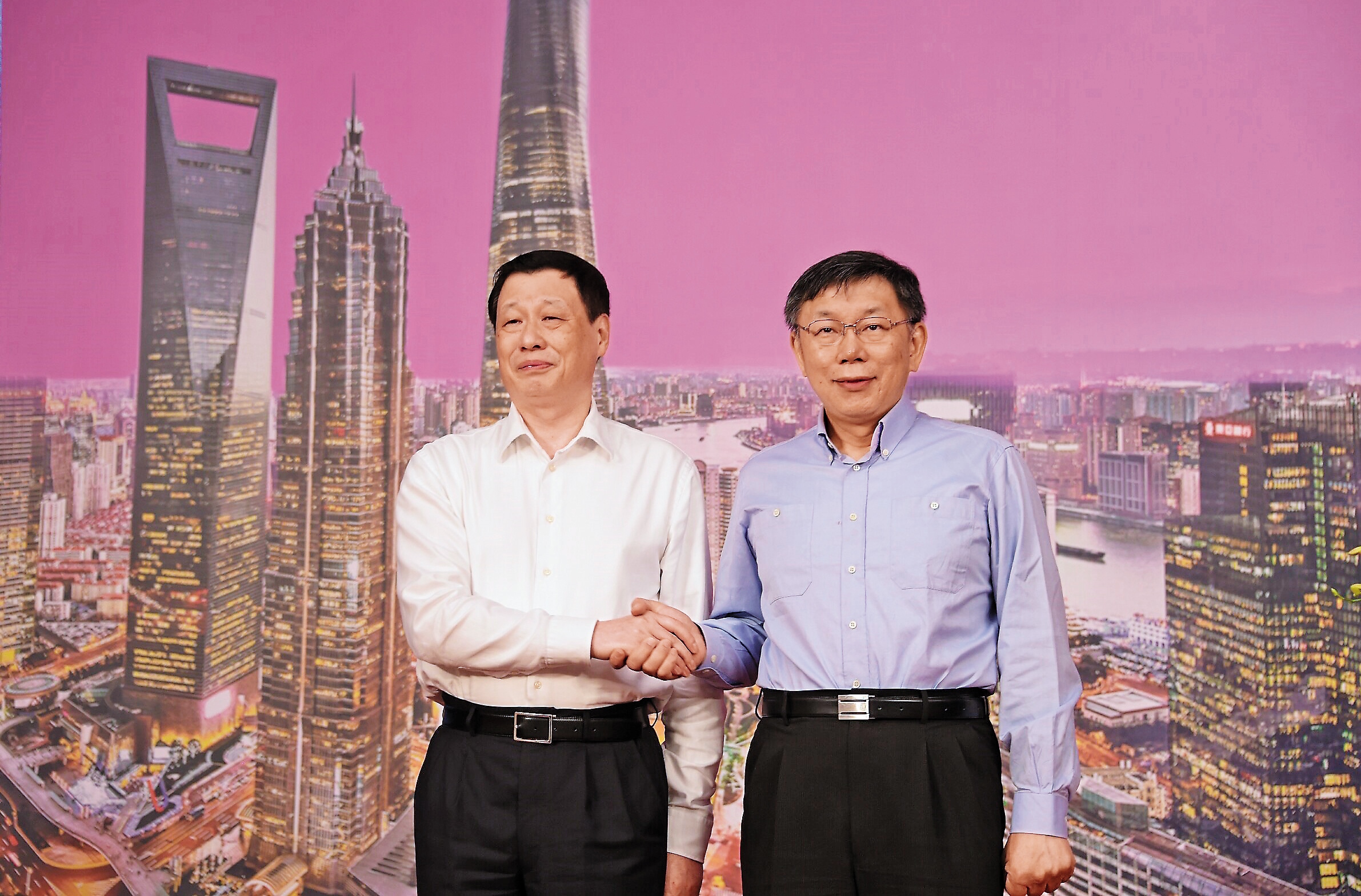 柯文哲去年赴上海參加雙城論壇時說出「兩岸一家親」等言論惹議，今年碰上選舉年，傳出喊卡停辦。圖為柯與上海市長應勇會面。（台北市政府提供）