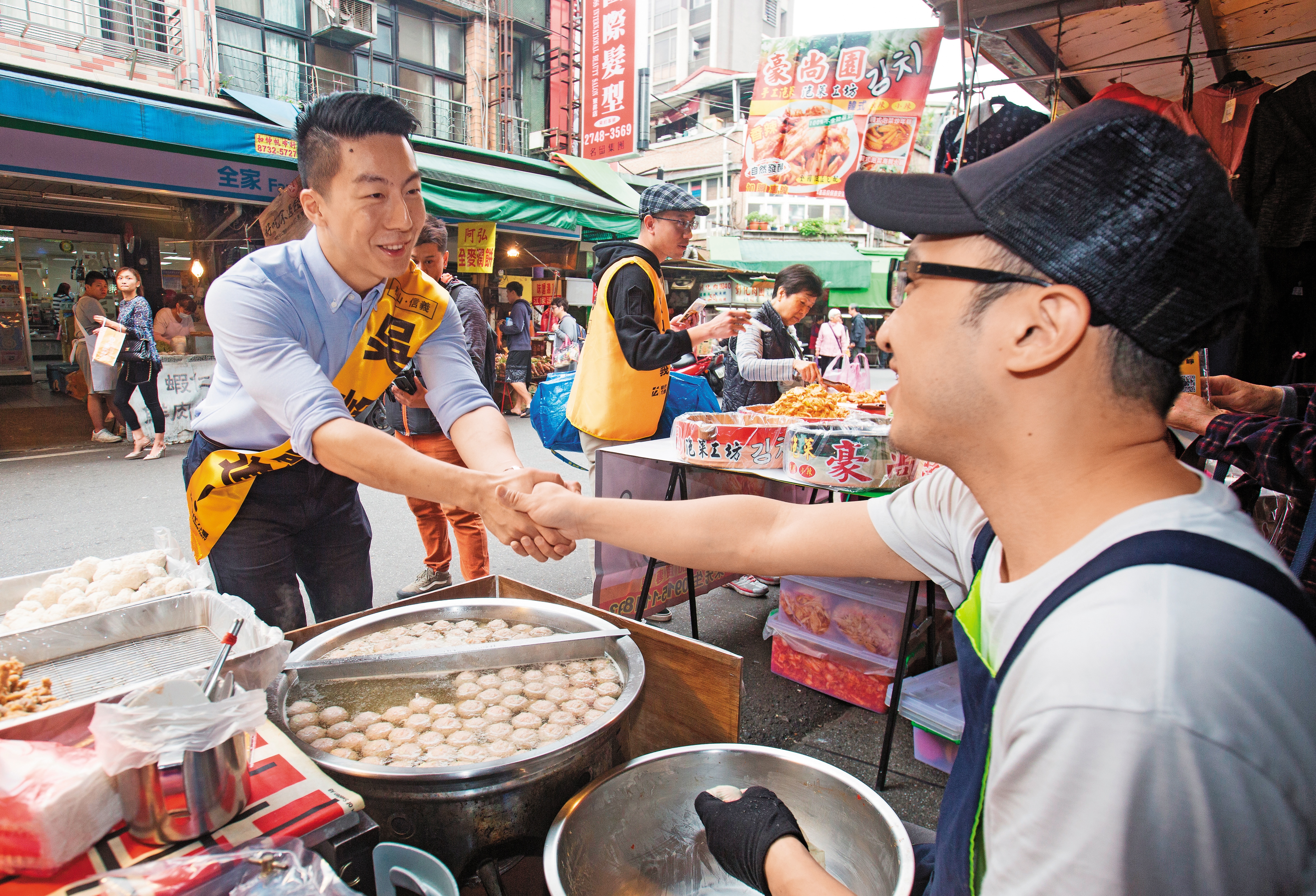 第三勢力時代力量吳崢到市場拜票。
