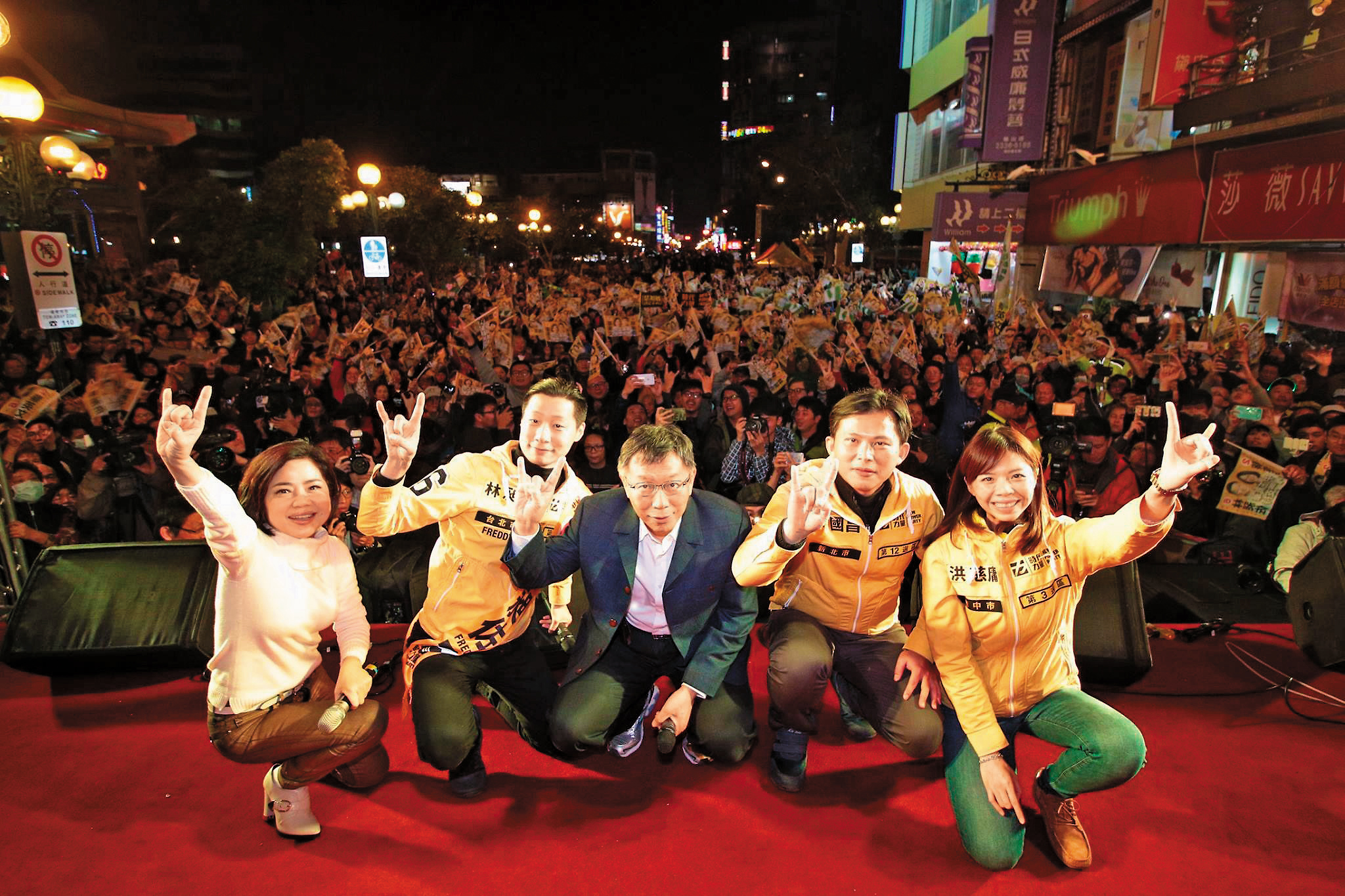 過去時代力量成員就曾與柯文哲在活動中合影。（翻攝林昶佐臉書）