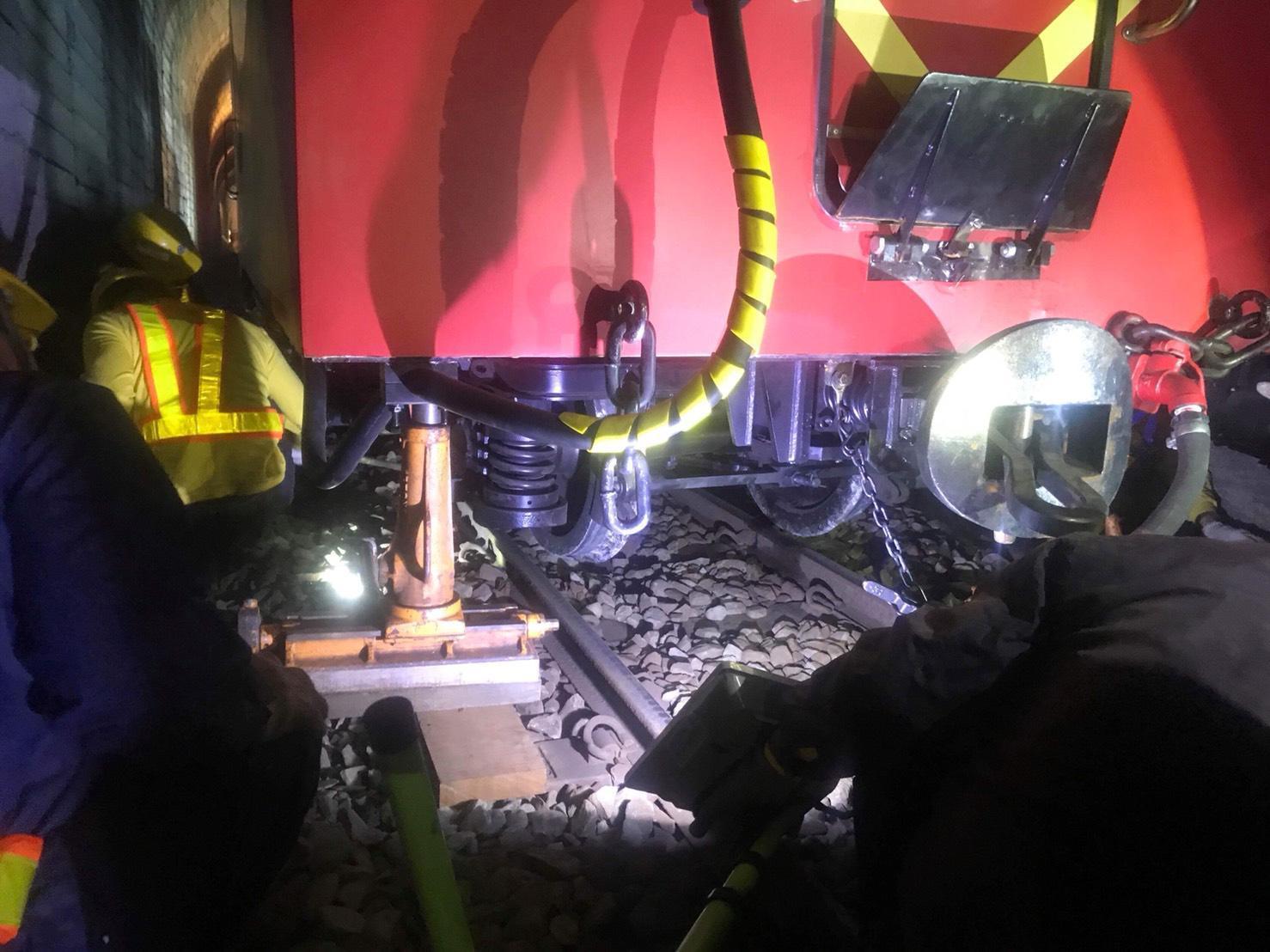 森鐵新車廂夜間試車出軌，只好出動千斤頂救援。（讀者提供）