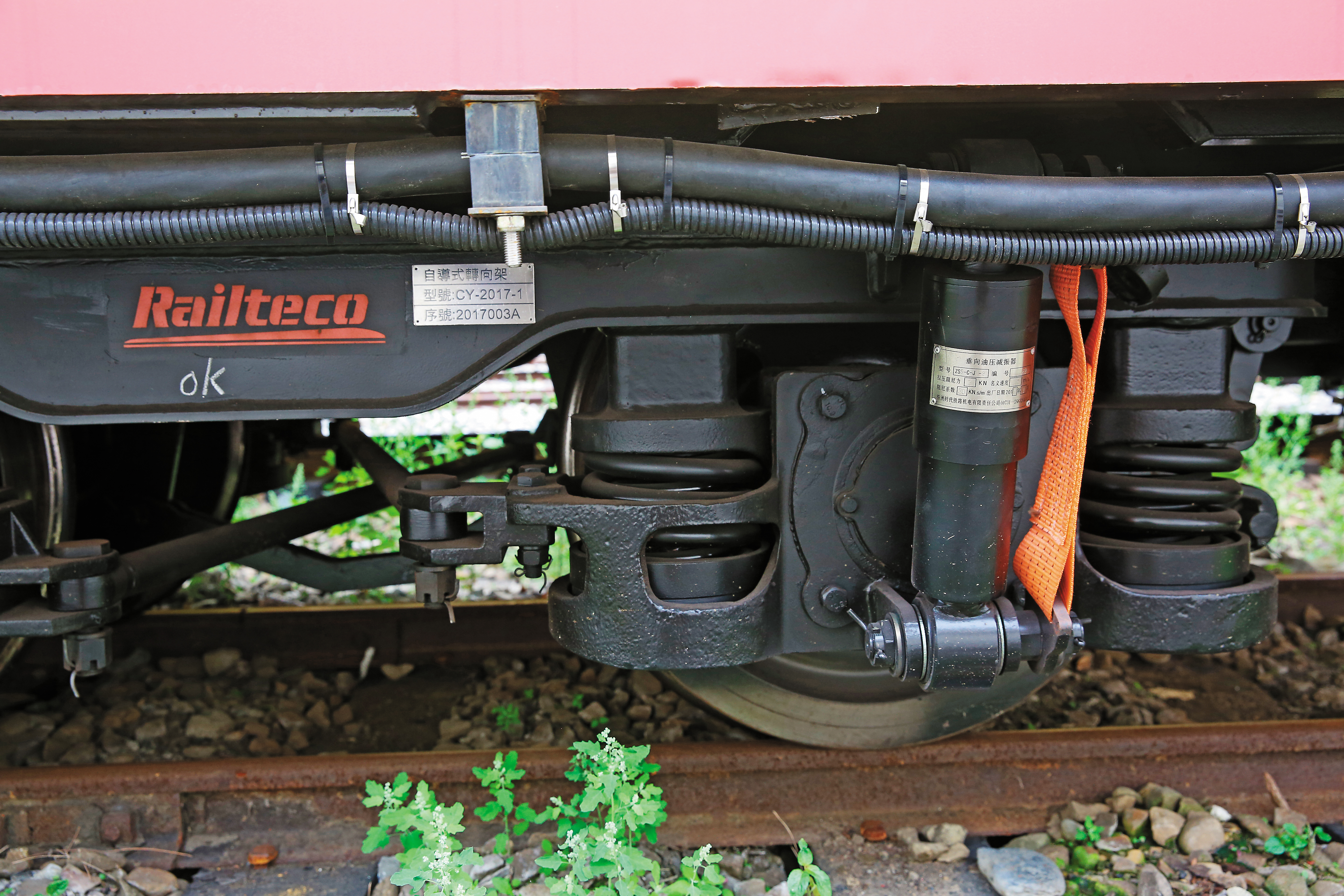 記者直擊新車廂的自導式q轉向架上有中國廠牌「Railteco」LOGO，避震器標籤上也有簡體字樣。