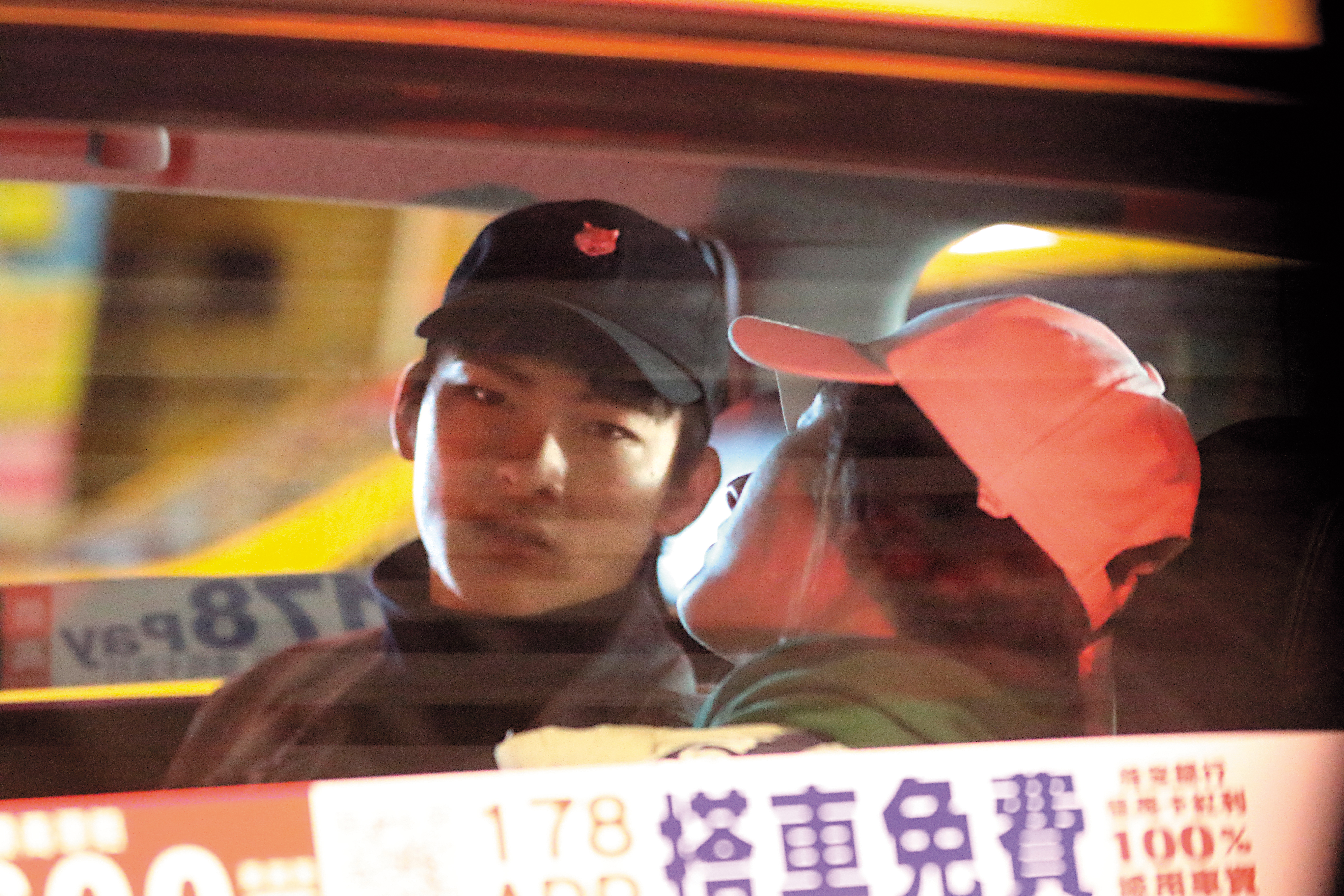 王庭勻和金淵珍在車裡聊得非常開心，王庭勻不時深情望著女生。