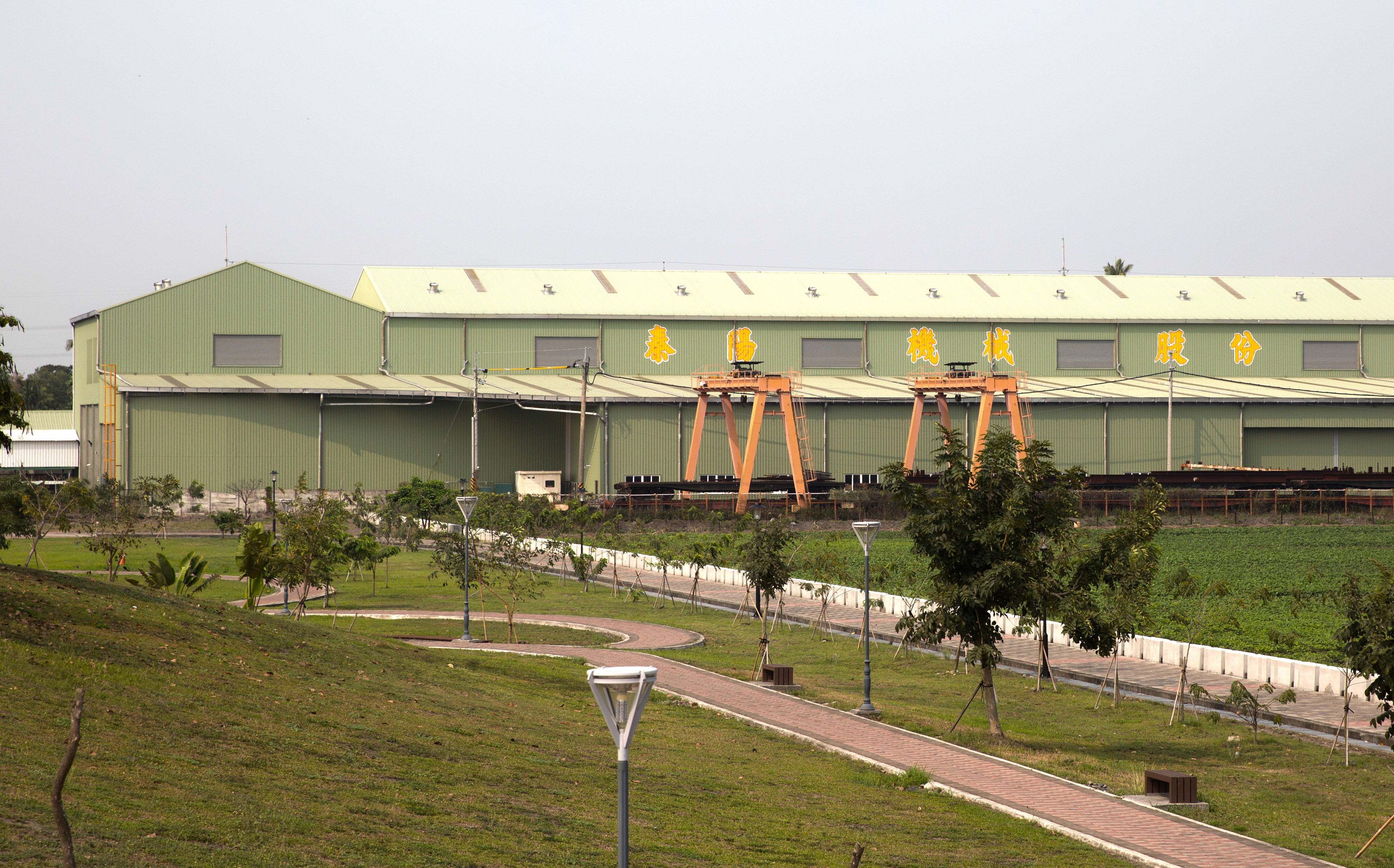 森鐵新車廂得標廠商秦陽機械位於屏東的工廠，一直是台鐵改裝車廂的合作廠商，卻標下製造新車廂案子。