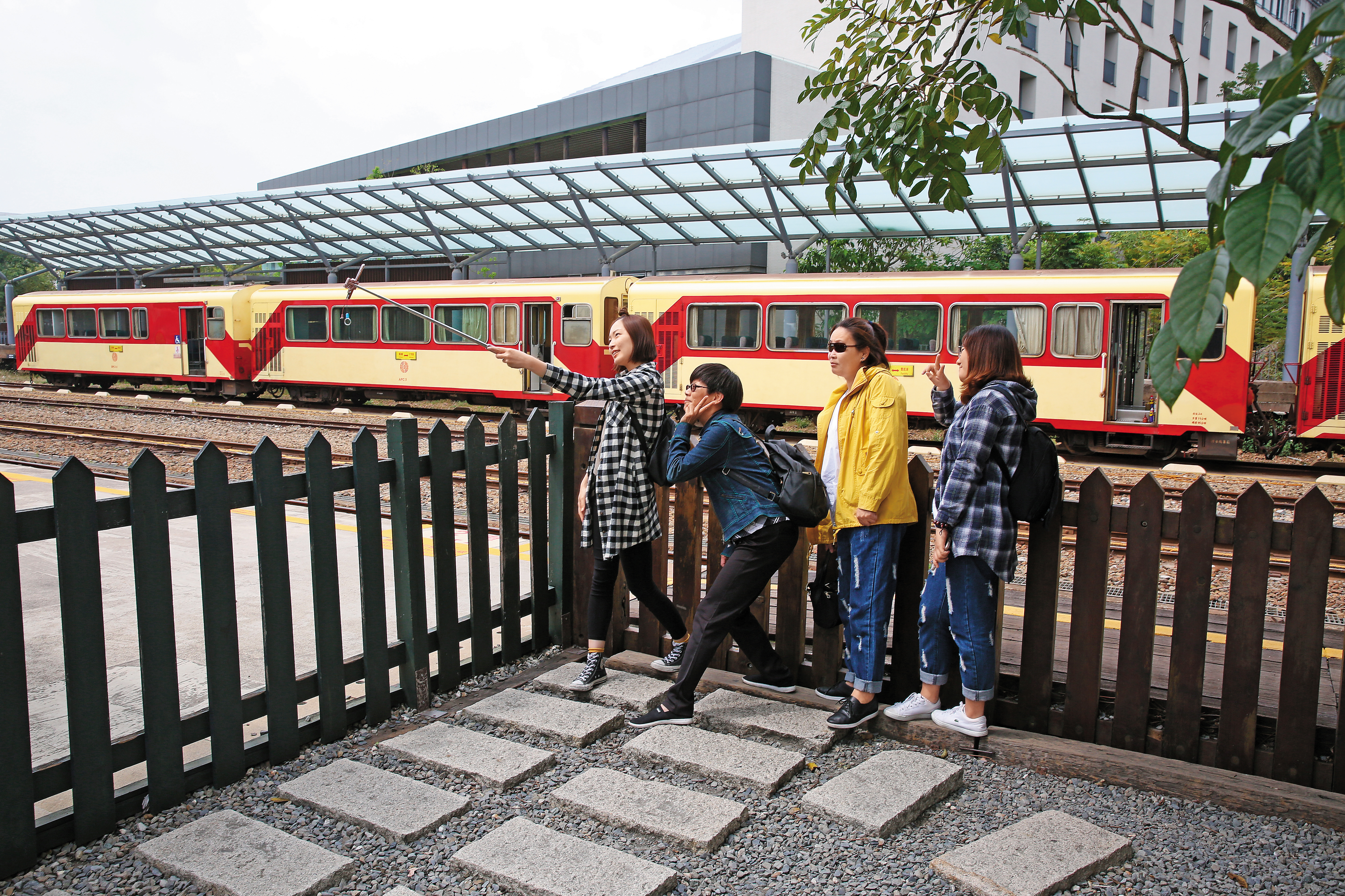 阿里山森林鐵路本線停駛3個月檢修，嘉義北門車站外的遊客只能自拍乾過癮。