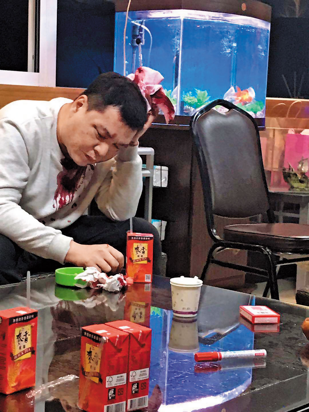 玩德州撲克把把都贏的QQ,被人抓到出千後,同意要吐出贏的600萬元和解。