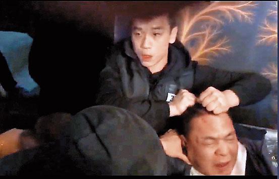 詐賭的QQ遭人抓包後,遭人勒頸,要求他摘下隱形眼鏡,QQ強烈反抗。