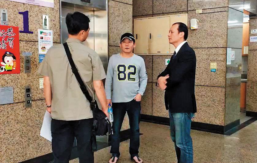 發生抓老千打人事件後,高市警新興偵查隊長王春生立即帶回帶頭的夜市生(戴帽者)釐清案情。