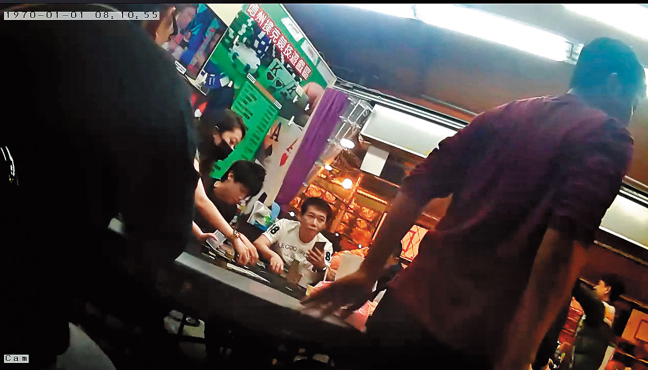 砸場抓老千打人的黃世華（夜市生），也在瑞豐夜市經營德州撲克賭桌，這次疑似一石二鳥，明著抓老千，暗地卻排除異己，掃掉其他賭場。