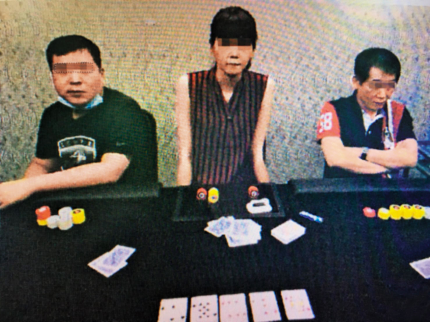 去年6月26日在新興轄區破獲職業賭場時，QQ（左）和夜市生（右）就是同場競技的賭客。