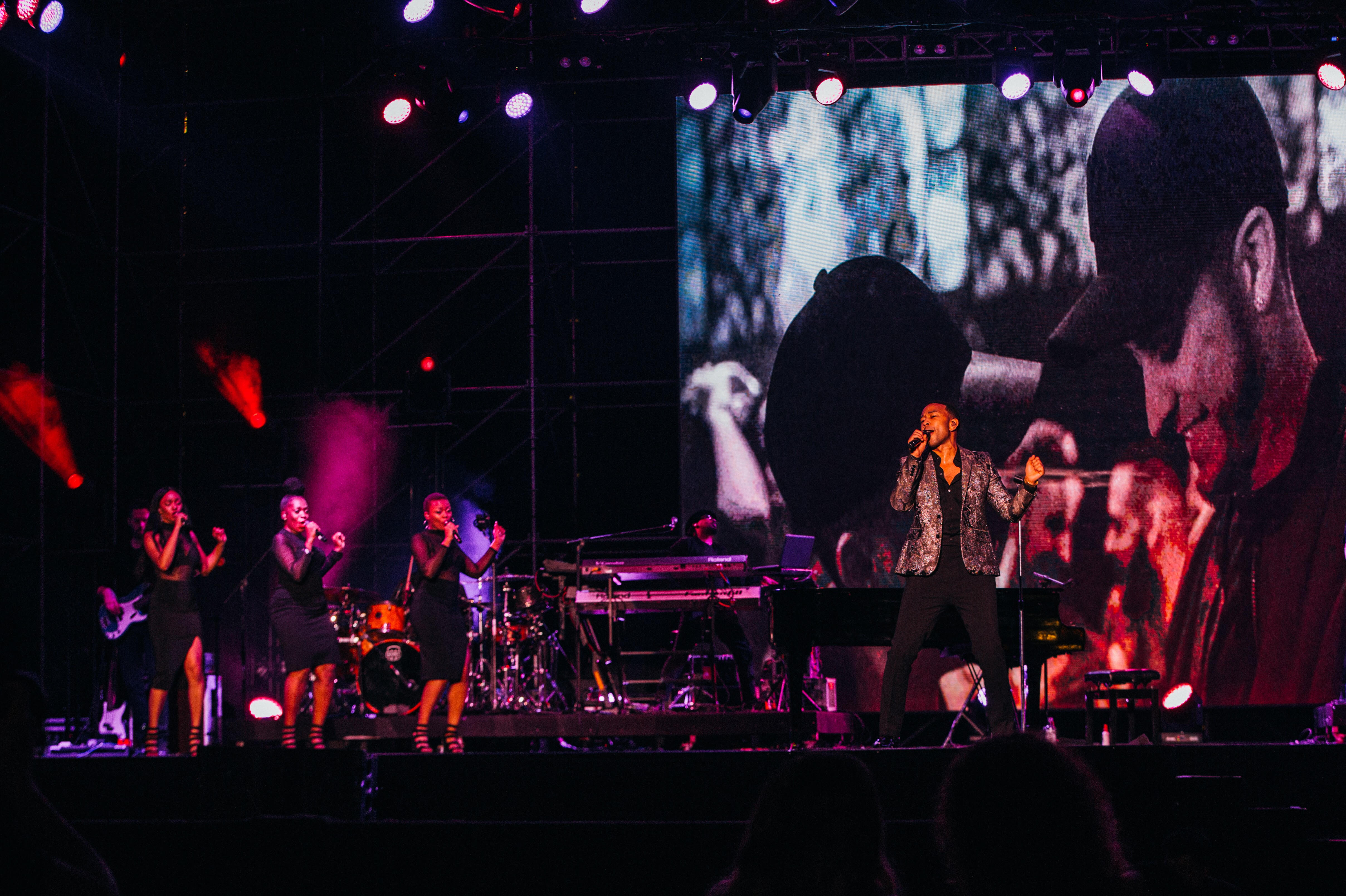 約翰傳奇（John Legend）於19日在台北南港3C停車場戶外開唱，天公作美讓情歌更添韻味。（大方娛樂提供）