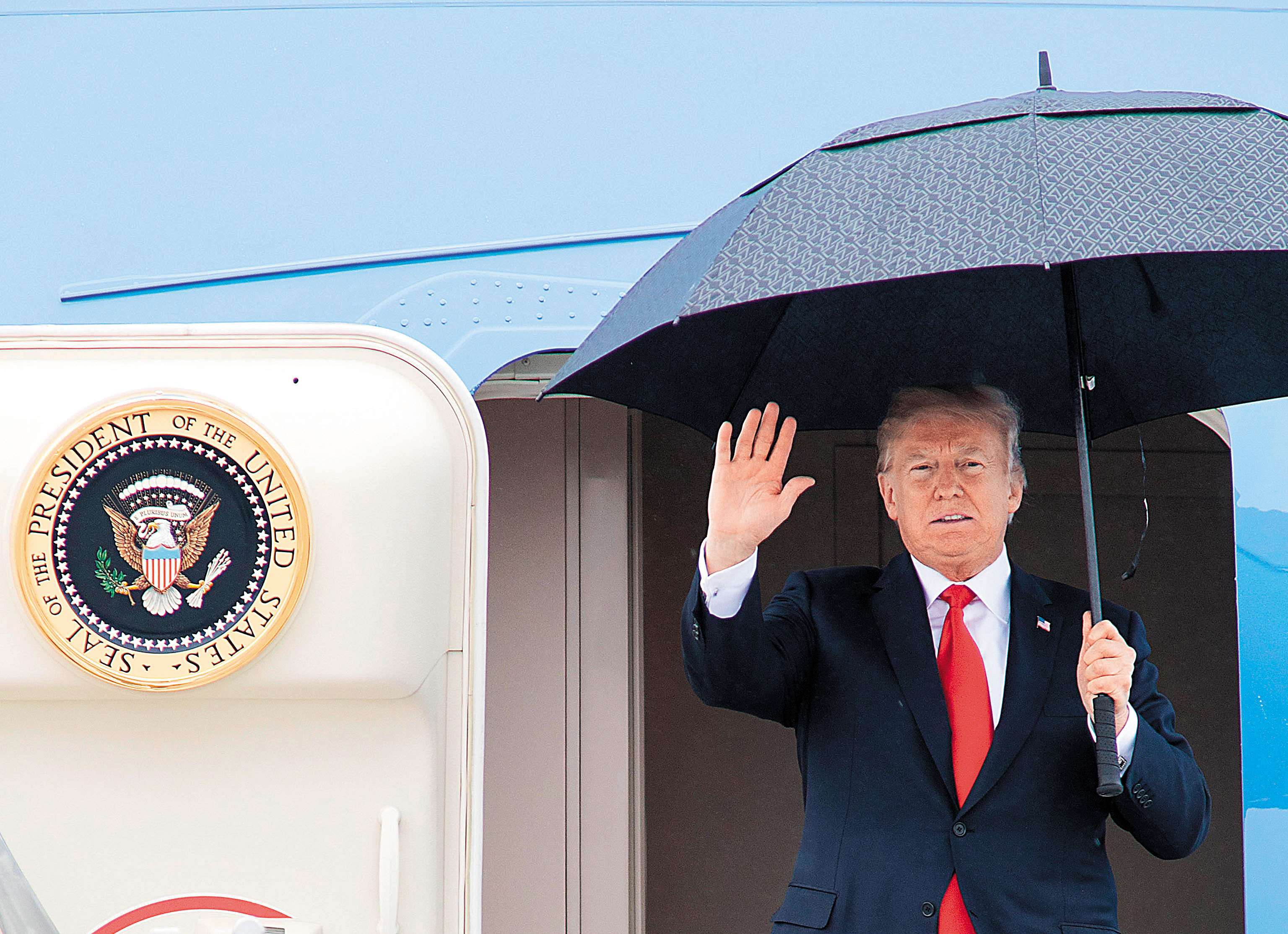 美國總統川普簽署「台灣旅行法」，台灣普遍認為此一法案拉近了雙方關係。（東方IC）