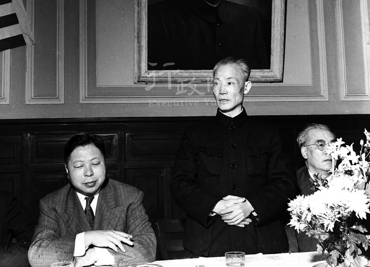 陳誠(中)是首任台灣副總統,也曾是行政院長,能文能武,是當時總統蔣介石的左右手。(翻攝自行政院全球資訊網)
