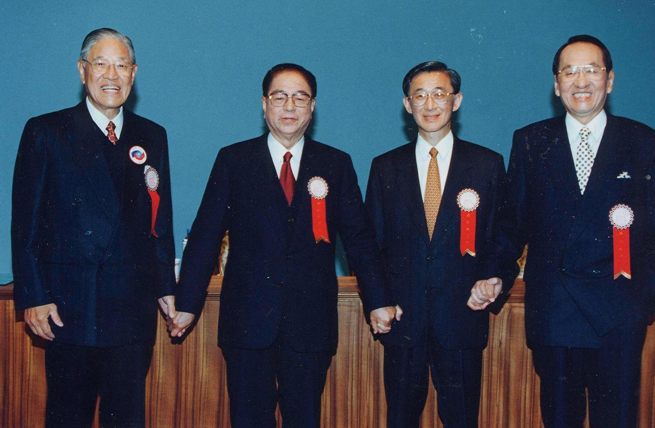 陳履安(右二)。(中央選舉委員會資料照)