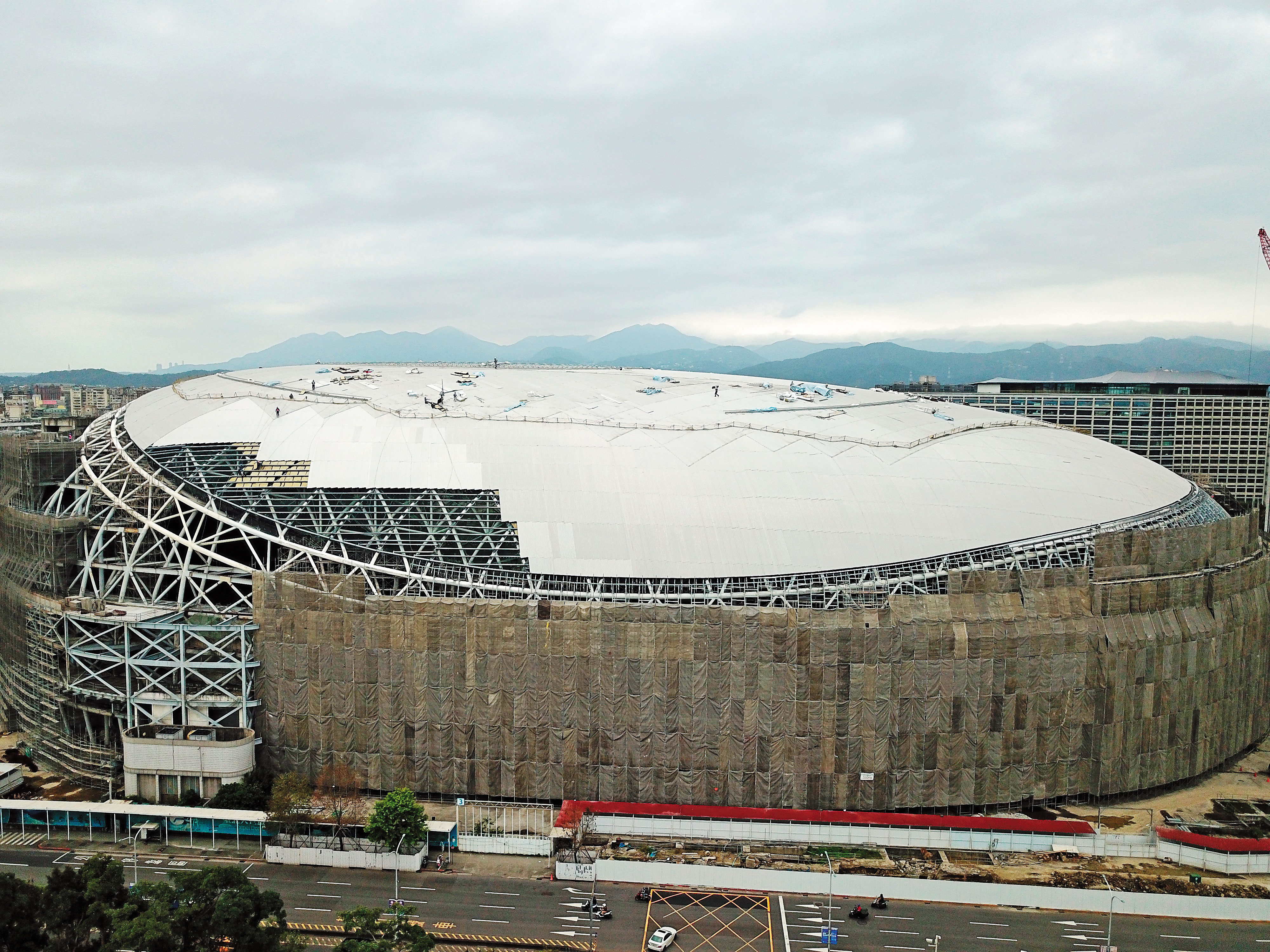 上週北市府都發局主張大巨蛋違反建築技術規則，遠雄昨天正式遞件申請暫緩都審90天，大巨蛋年底前復工越來越難。