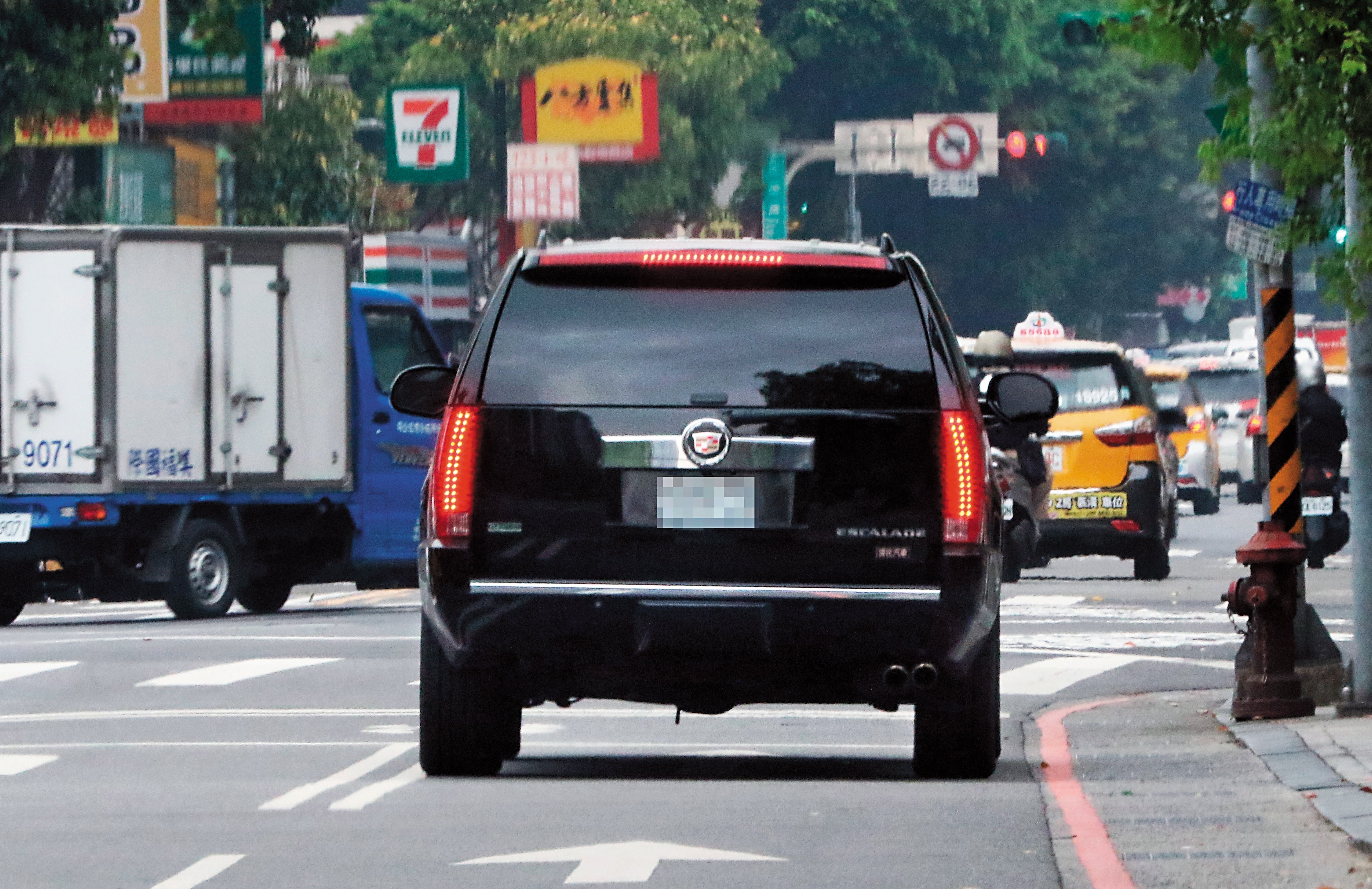 好久沒在台北現身的ELVA，她的車從家門開出，但似乎只有司機幫她跑腿。