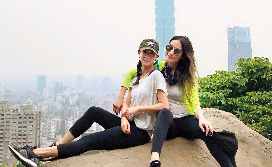 Elva（右）放送自己的私人生活，閨密也是其中的重點，跟李晶晶爬山宣示兩人好友誼。（翻攝自蕭亞軒IG）
