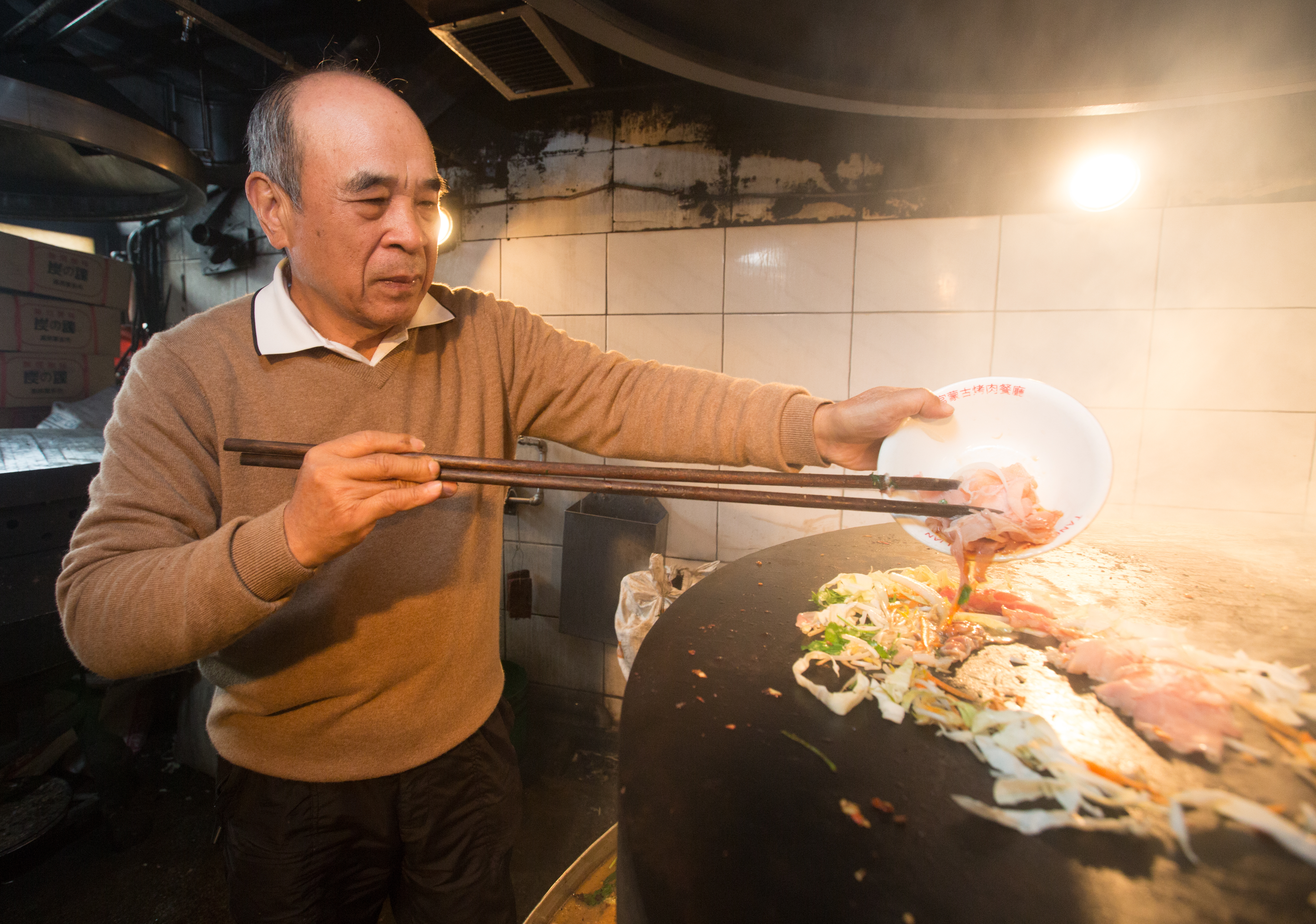 當年的送肉小弟陳詠富，42年後已是台北市生意最好的蒙古烤肉店老闆。