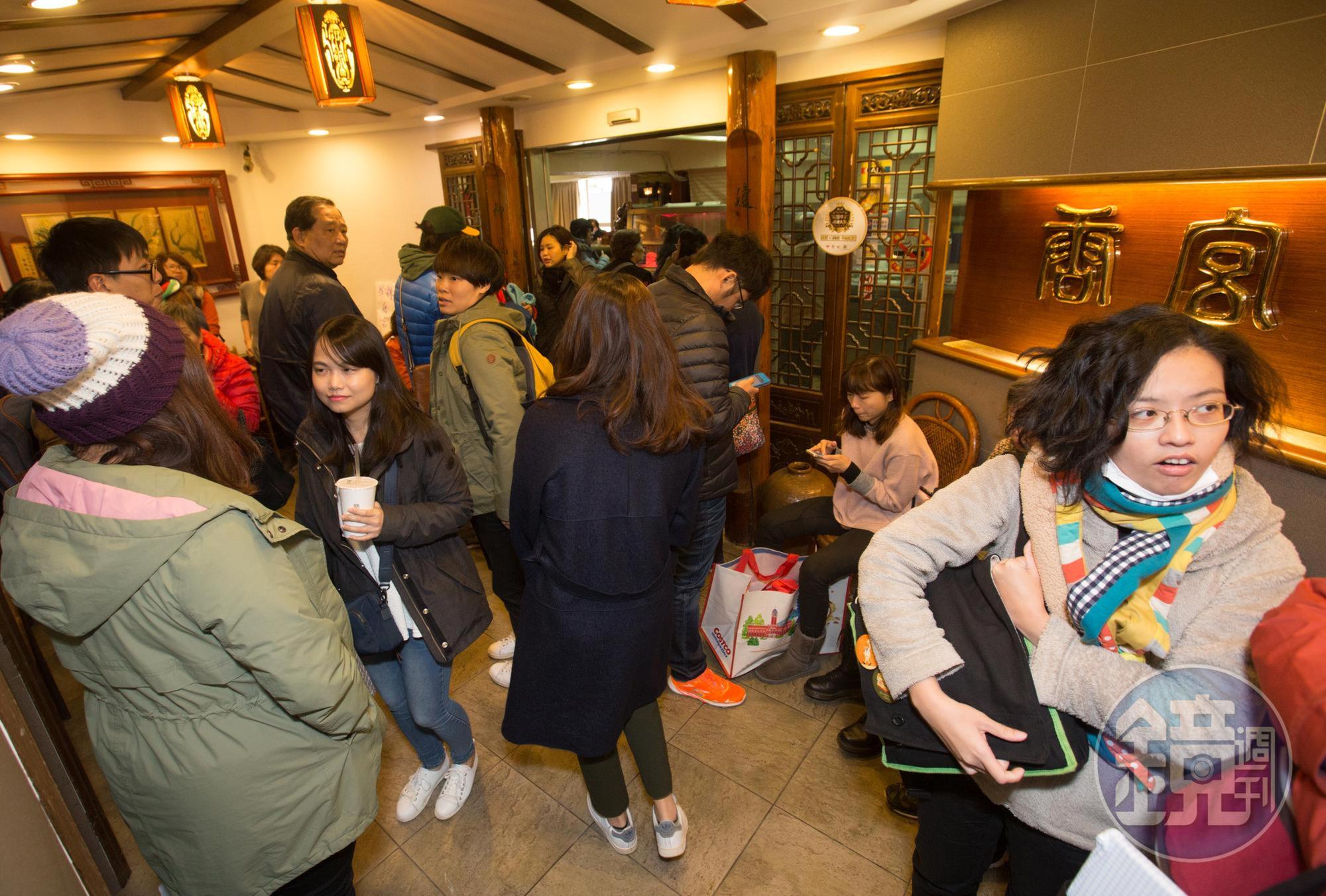 儘管天氣已經慢慢回暖,但每到假日和晚餐時間,店門前都排滿候位的客人。