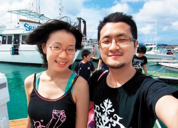 九把刀（右）跟小內（左）交往多年，並靠著她建立了深情形象，最後因為周亭羽而毀於一旦。（翻攝自九把刀臉書）