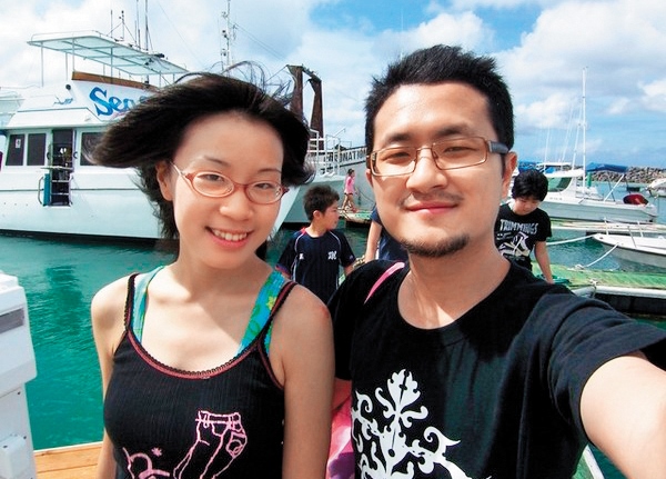 九把刀（右）跟小內（左）交往多年，並靠著她建立了深情形象，最後因為周亭羽而毀於一旦。（翻攝自九把刀臉書）