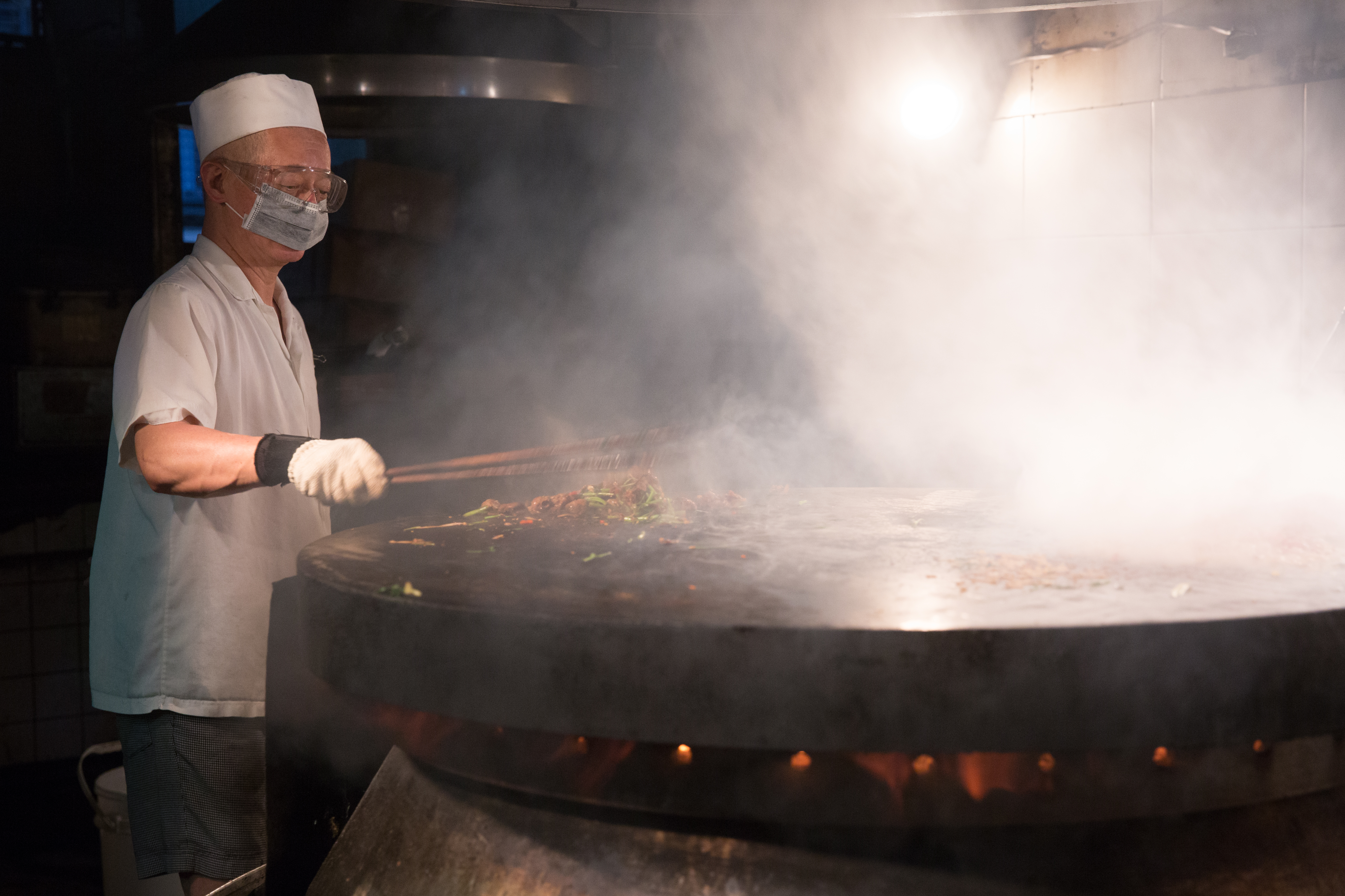 擔任蒙古烤肉師傅，要耐得住熱，尤其是夏天更要能在300多度的爐子旁工作。