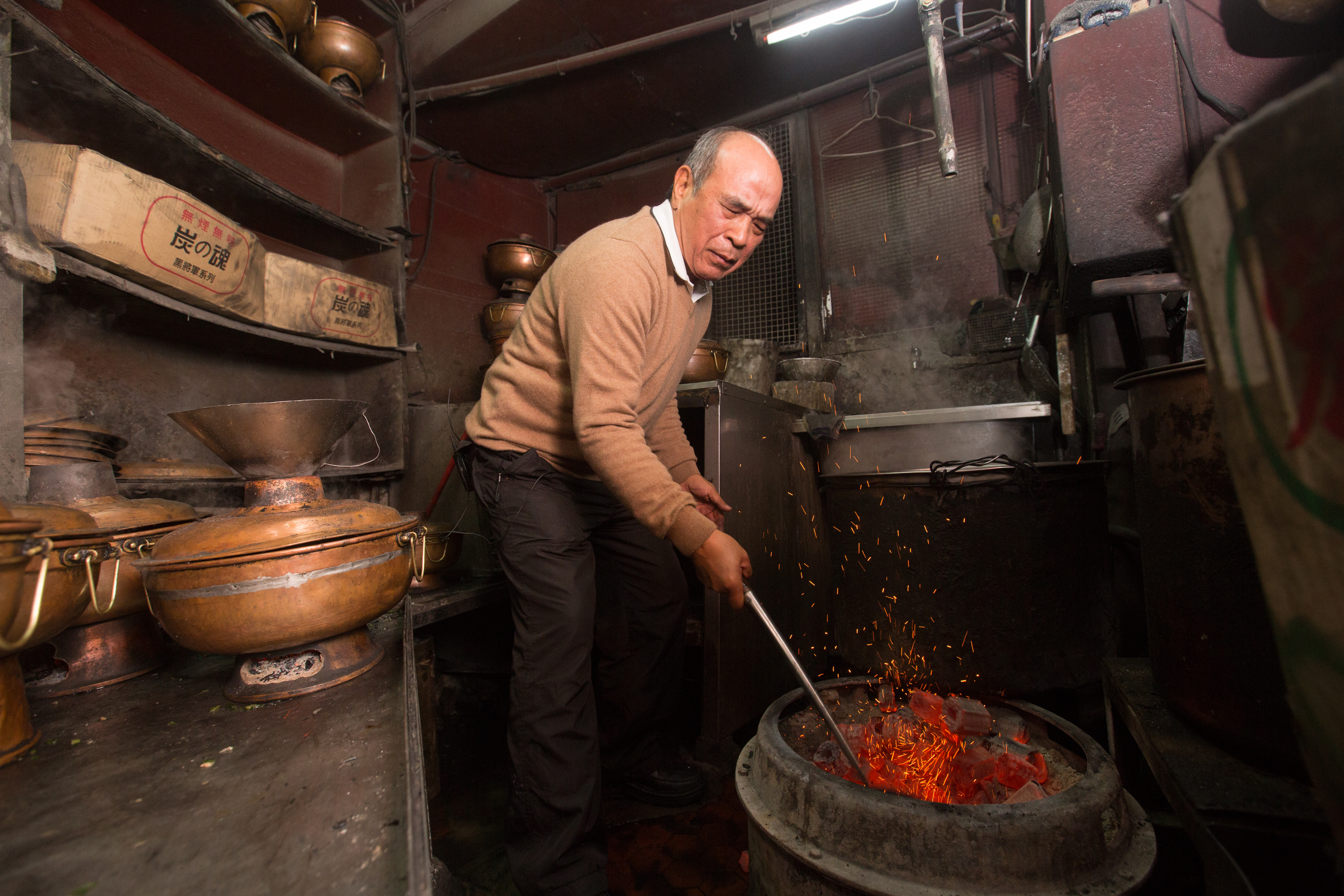 陳詠富自立門戶後，同樣主打蒙古烤肉和炭火熬煮的酸菜白肉紫銅鍋，但一開始也面臨無人上門的窘境。