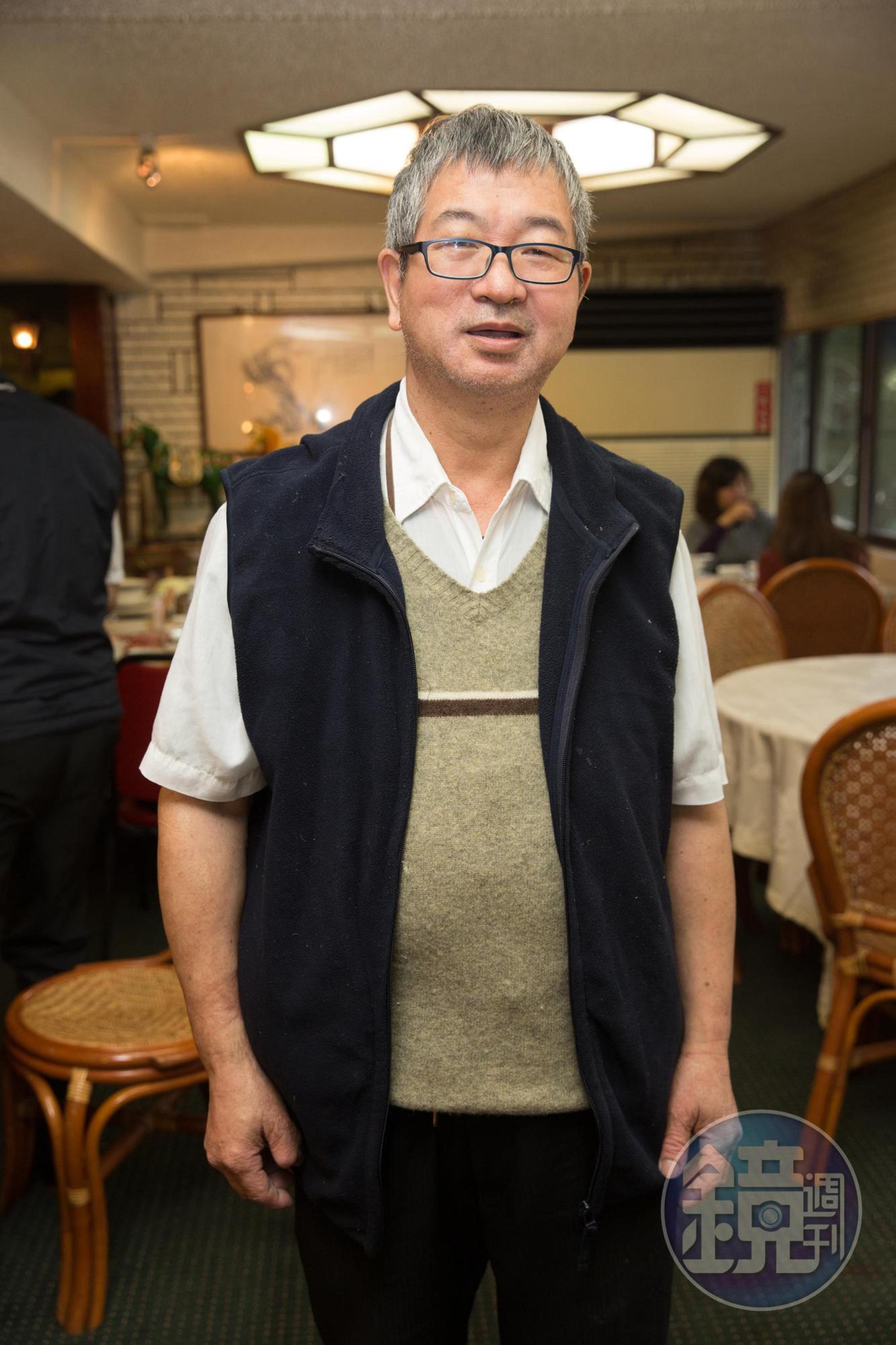 負責烤肉切肉的黃師傅是目前唐宮最資深的員工，他也把子女都帶進餐廳內工作。