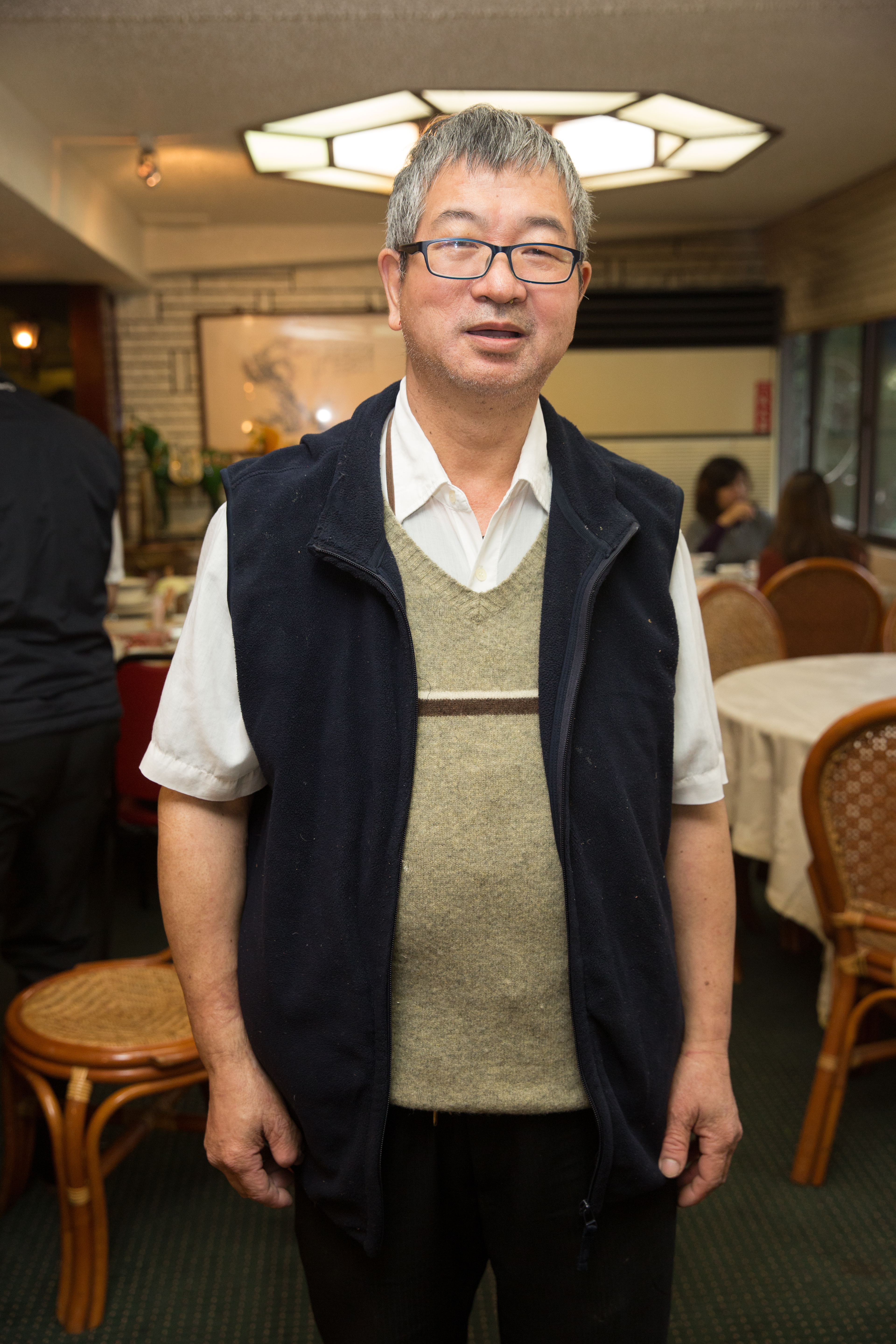 負責烤肉切肉的黃師傅是目前唐宮最資深的員工，他也把子女都帶進餐廳內工作。