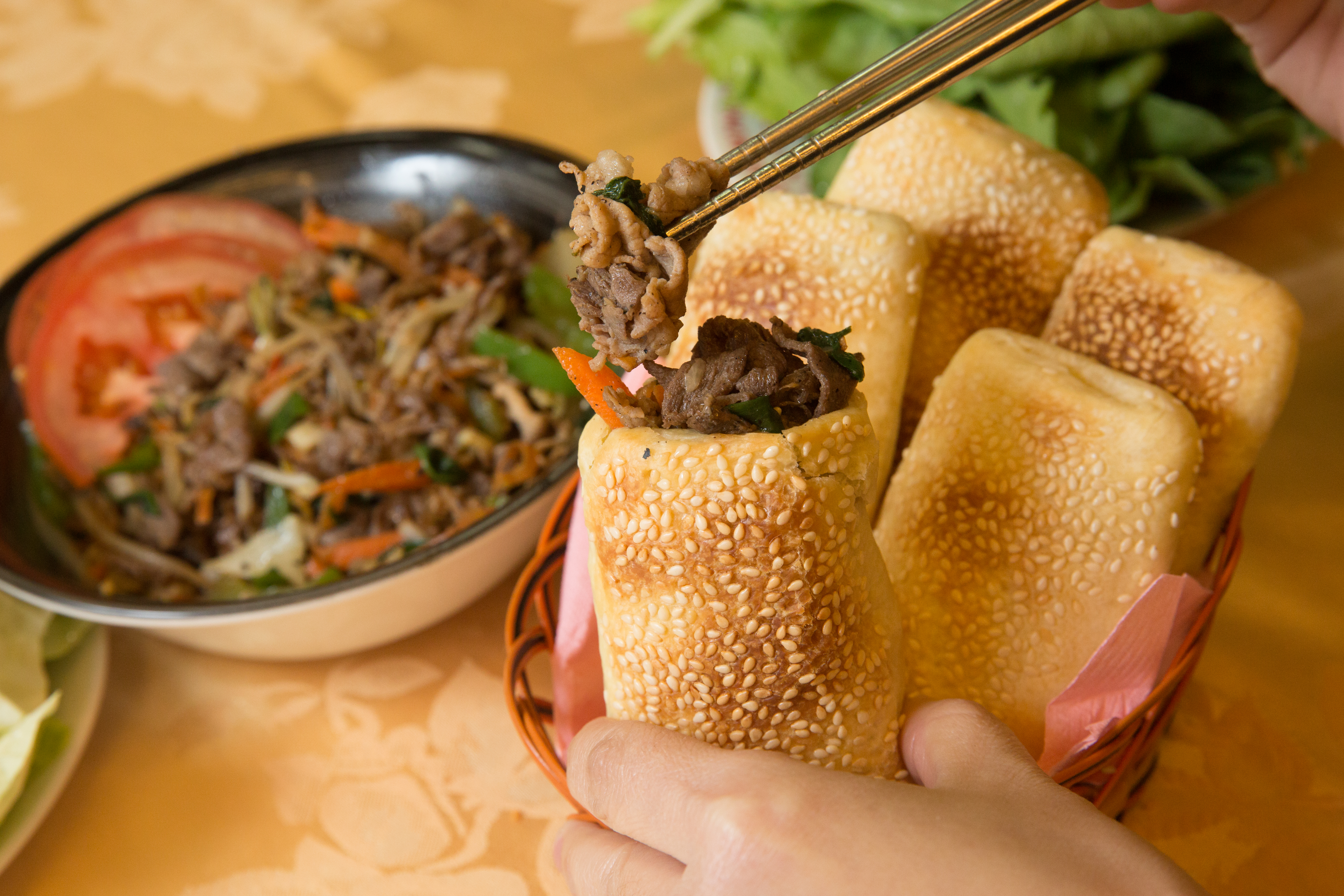 蒙古烤肉最傳統的吃法就是夾燒餅一起吃。