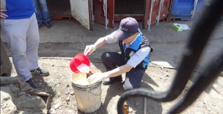 環保局人員進行採樣。（警方提供）