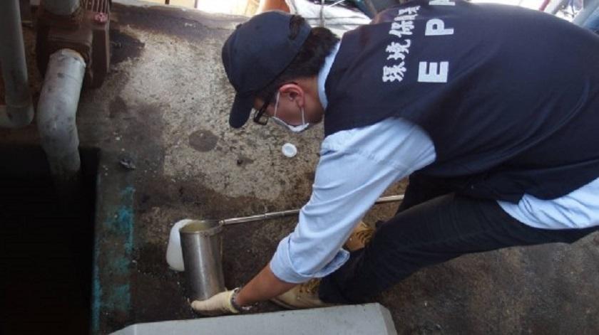 中港貨櫃集散公司三度被查獲，未經處理程序，直接繞流排入溝渠，重金屬超標。（警方提供）