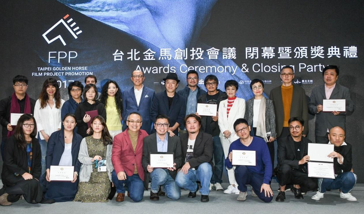 謝念祖（前排右三）取得中影電影開發基金及後製折扣共100萬元，將《瘋狂電視台》改編成電影。（翻攝自金馬創投官方網站）